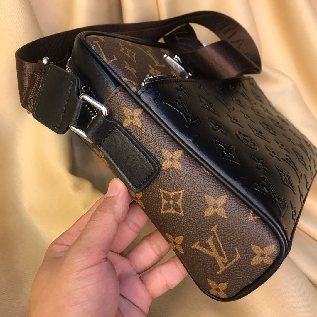 推出火爆 斜挎包🌲意大利进口牛皮🌲顶级货，🙀精钢五金均有品牌LOGO,看皮的光泽度，看油边，看走线，市场