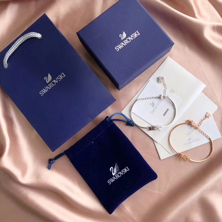 NO:104185,The beating heart bracelet of Swarovski pills is very attractive, the chain body is half diamond and half glossy, the overall shape is like a pill, interesting, small and exquisite, there is a little swan embellishment at the interface of the chain, which is very textured, material alloy vacuum plating 18K rose gold, inlaid with Swarovski rhinestones, suitable for wrist 13-16 wear, Swarovski bracelet, swarovski, bracelet19860909施华洛世奇药丸跳动的心手镯,非常耐看,链身一半钻面一半光面,整体似一颗药丸的造型,有趣小巧精致,链条接口处有一个小天鹅作点缀,非常有质感,材质合金真空电镀18Ｋ玫瑰金,镶嵌施华洛世奇水钻,适合手腕13-16佩戴,施华洛手环,swarovski,bracelet,Jewelry