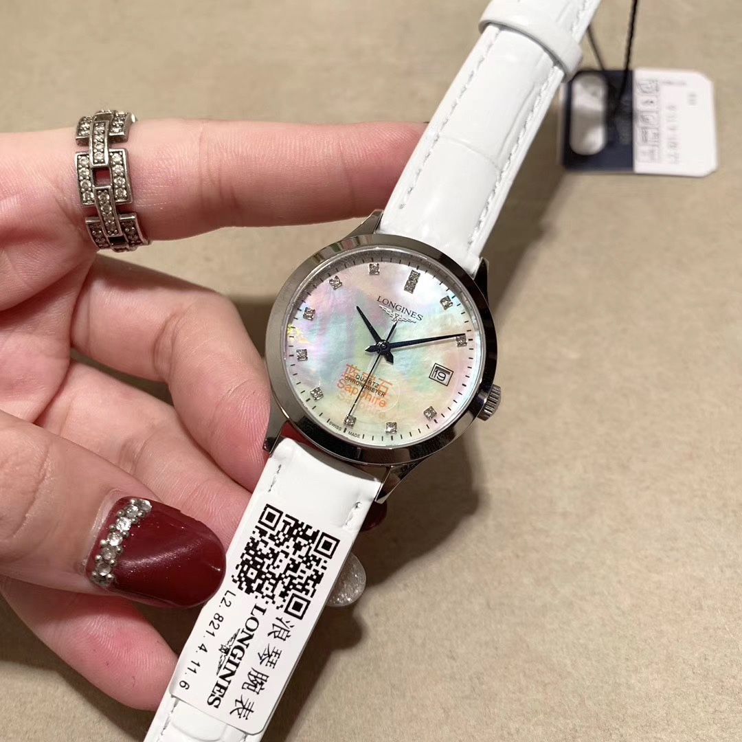 Longines 浪琴New 简约 女款 直径28mm厚8mm 该款腕表备受女性喜爱，在不同的场合 映耀着她们各自的独特个性与迷人风华
