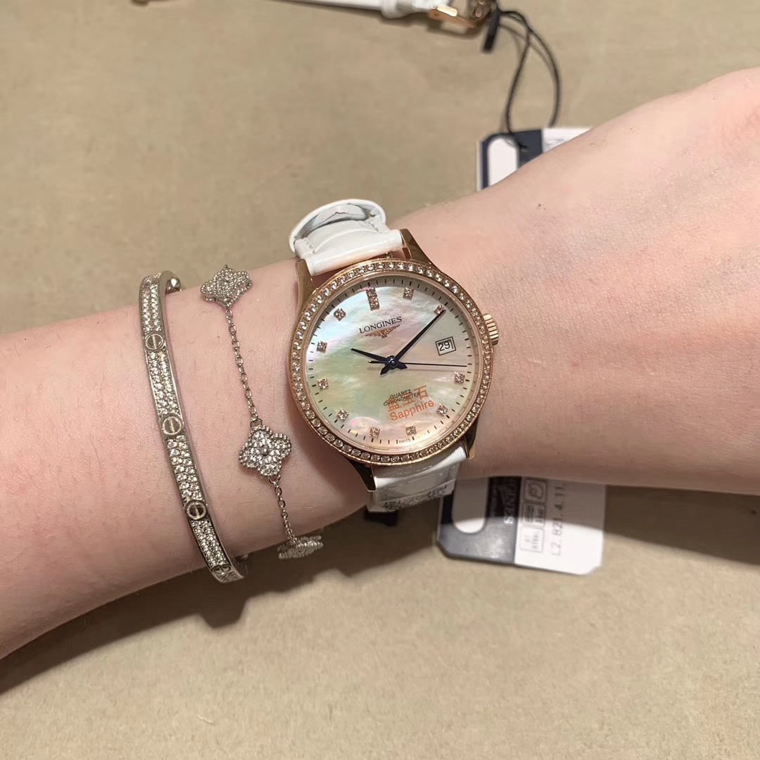 Longines 浪琴New 简约 女款 直径28mm厚8mm 该款腕表备受女性喜爱，在不同的场合 映耀着她们各自的独特个性与迷人风华