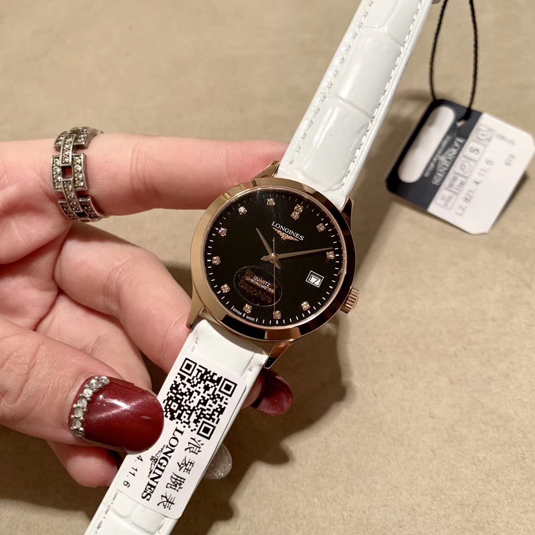 Longines 浪琴New 简约 女款 直径28mm厚8mm 该款腕表备受女性喜爱，在不同的场合 映耀着她们各自的独特个性与迷人风华