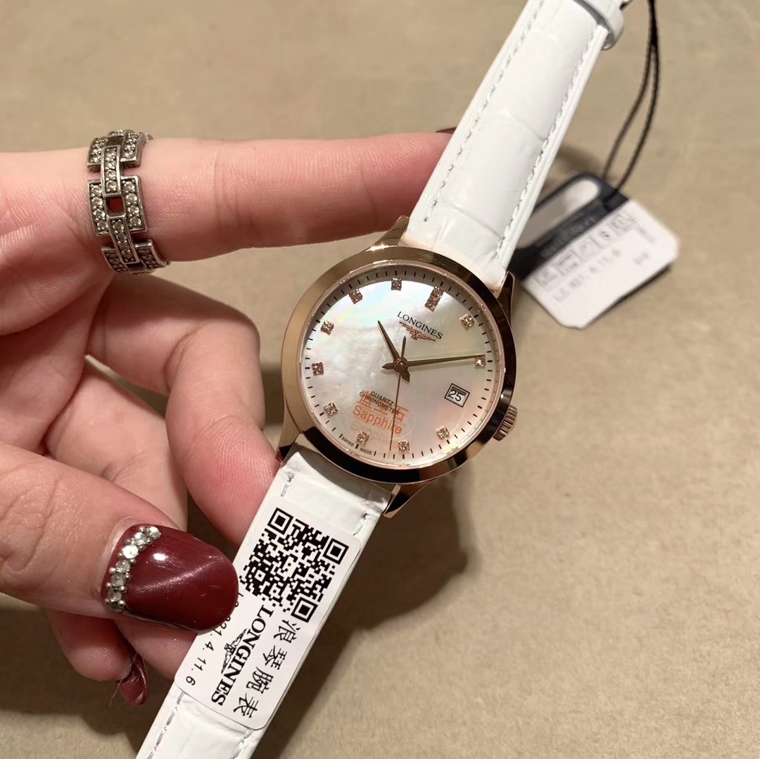 Longines 浪琴New 简约 女款 直径28mm厚8mm 该款腕表备受女性喜爱，在不同的场合 映耀着她们各自的独特个性与迷人风华