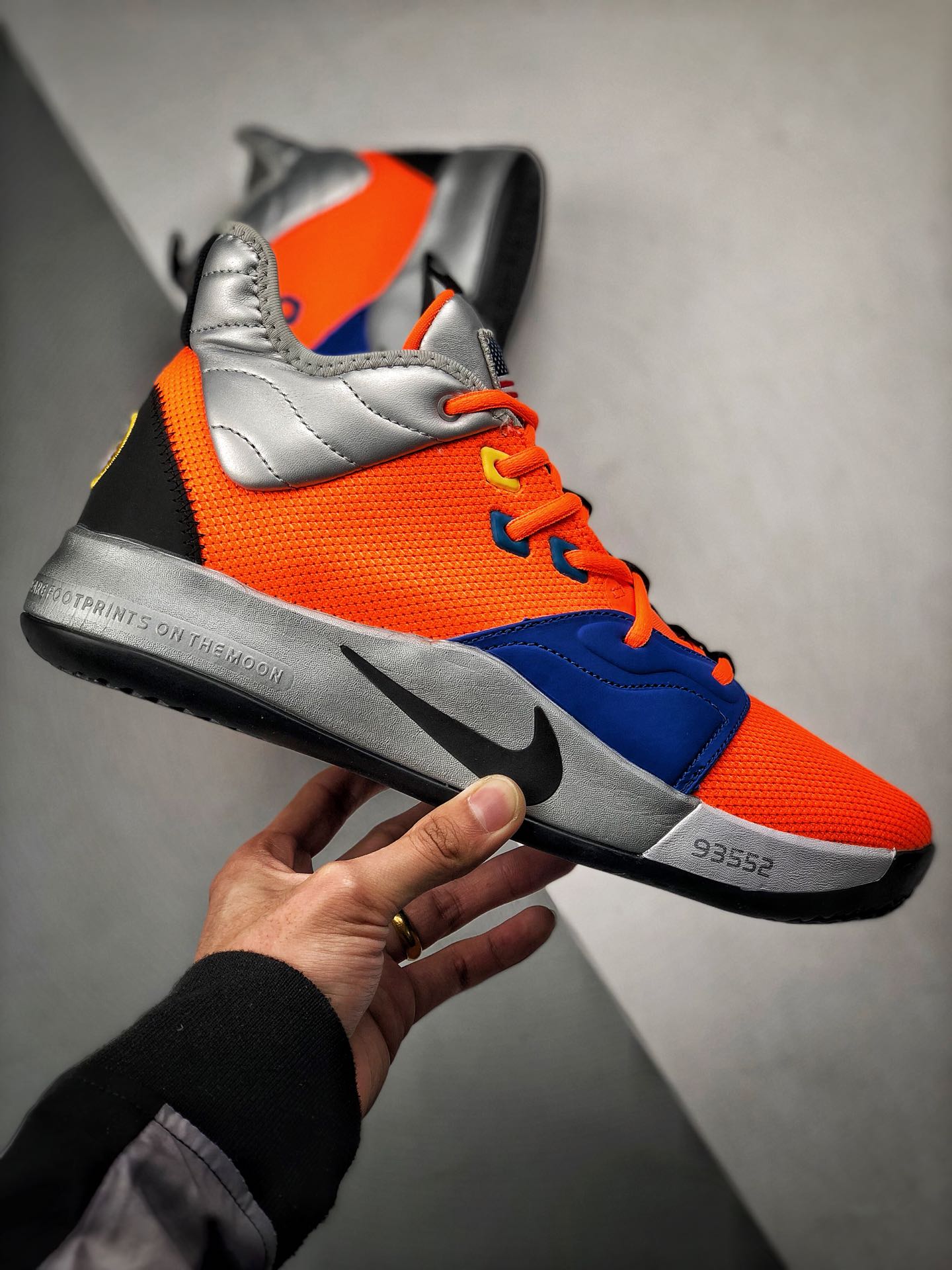 220<br />Nike PG3 NASA EP 保罗乔治三代<br />宇航员联名配色 原盒原标 zoom前掌气垫<br />前掌包裹侧翼采用磨砂皮革呈现，辅以银色中底及黑篮外底收尾 满满航天元素风 绝对值得入手的一款实战篮球鞋 泡椒比赛已率先上脚 <br />货号：CI2667-800<br />Size：40 40.5 41 42 42.5 43 44 44.5 45 46<br />编码#A-B35702