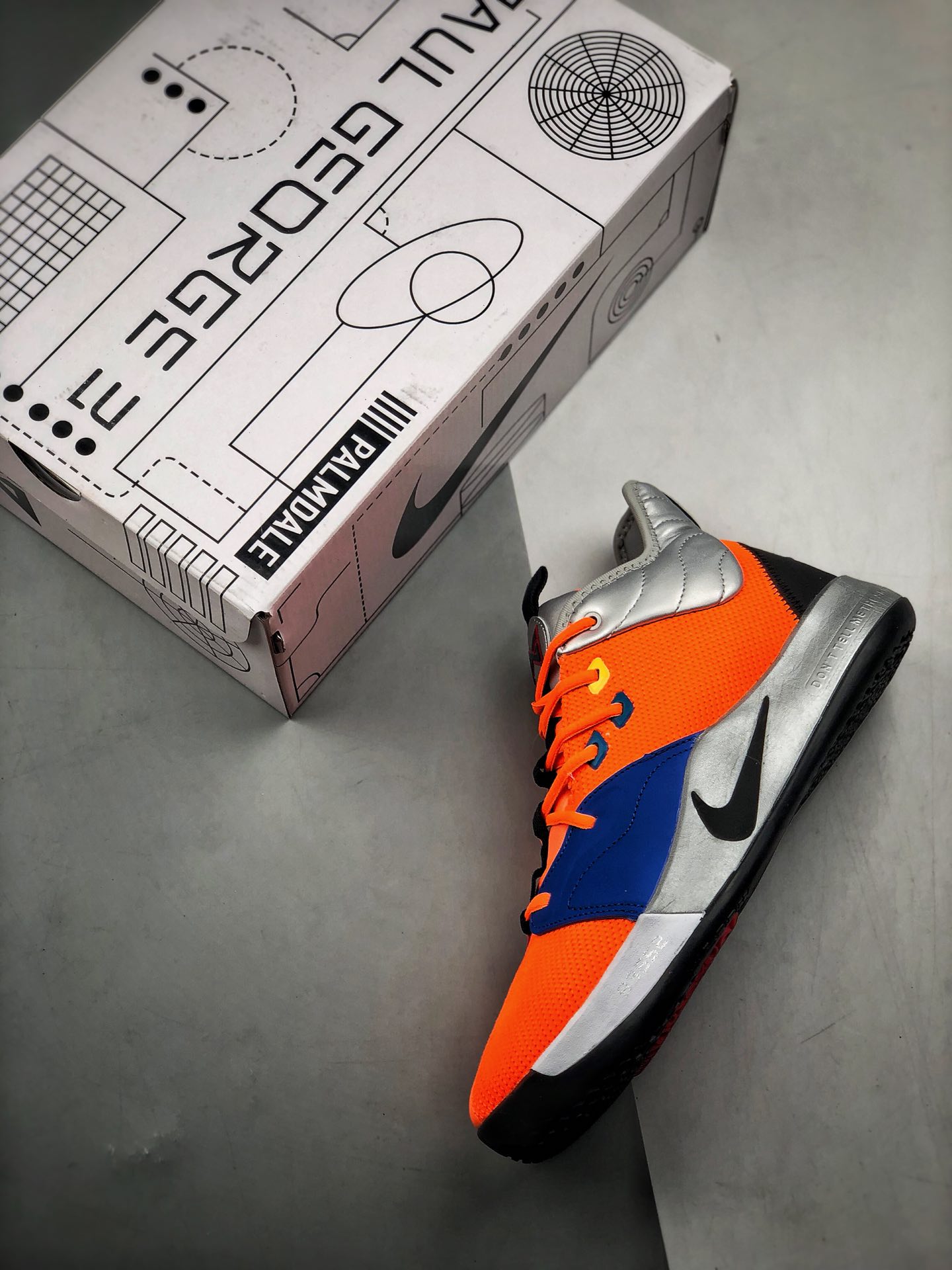 220<br />Nike PG3 NASA EP 保罗乔治三代<br />宇航员联名配色 原盒原标 zoom前掌气垫<br />前掌包裹侧翼采用磨砂皮革呈现，辅以银色中底及黑篮外底收尾 满满航天元素风 绝对值得入手的一款实战篮球鞋 泡椒比赛已率先上脚 <br />货号：CI2667-800<br />Size：40 40.5 41 42 42.5 43 44 44.5 45 46<br />编码#A-B35702