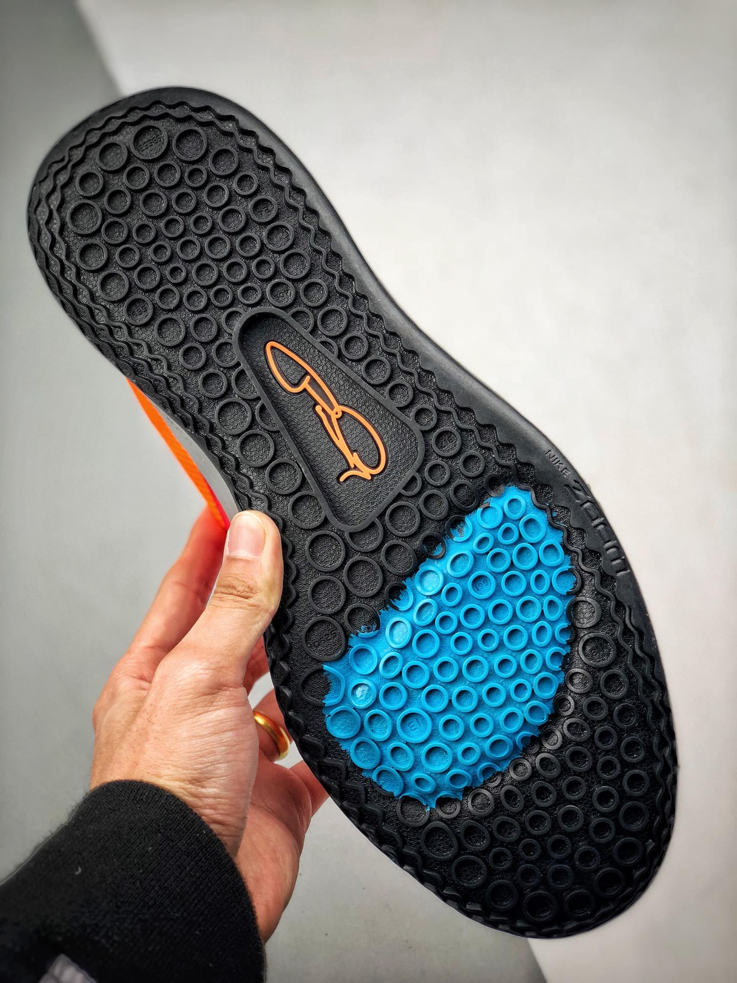 220<br />Nike PG3 NASA EP 保罗乔治三代<br />宇航员联名配色 原盒原标 zoom前掌气垫<br />前掌包裹侧翼采用磨砂皮革呈现，辅以银色中底及黑篮外底收尾 满满航天元素风 绝对值得入手的一款实战篮球鞋 泡椒比赛已率先上脚 <br />货号：CI2667-800<br />Size：40 40.5 41 42 42.5 43 44 44.5 45 46<br />编码#A-B35702
