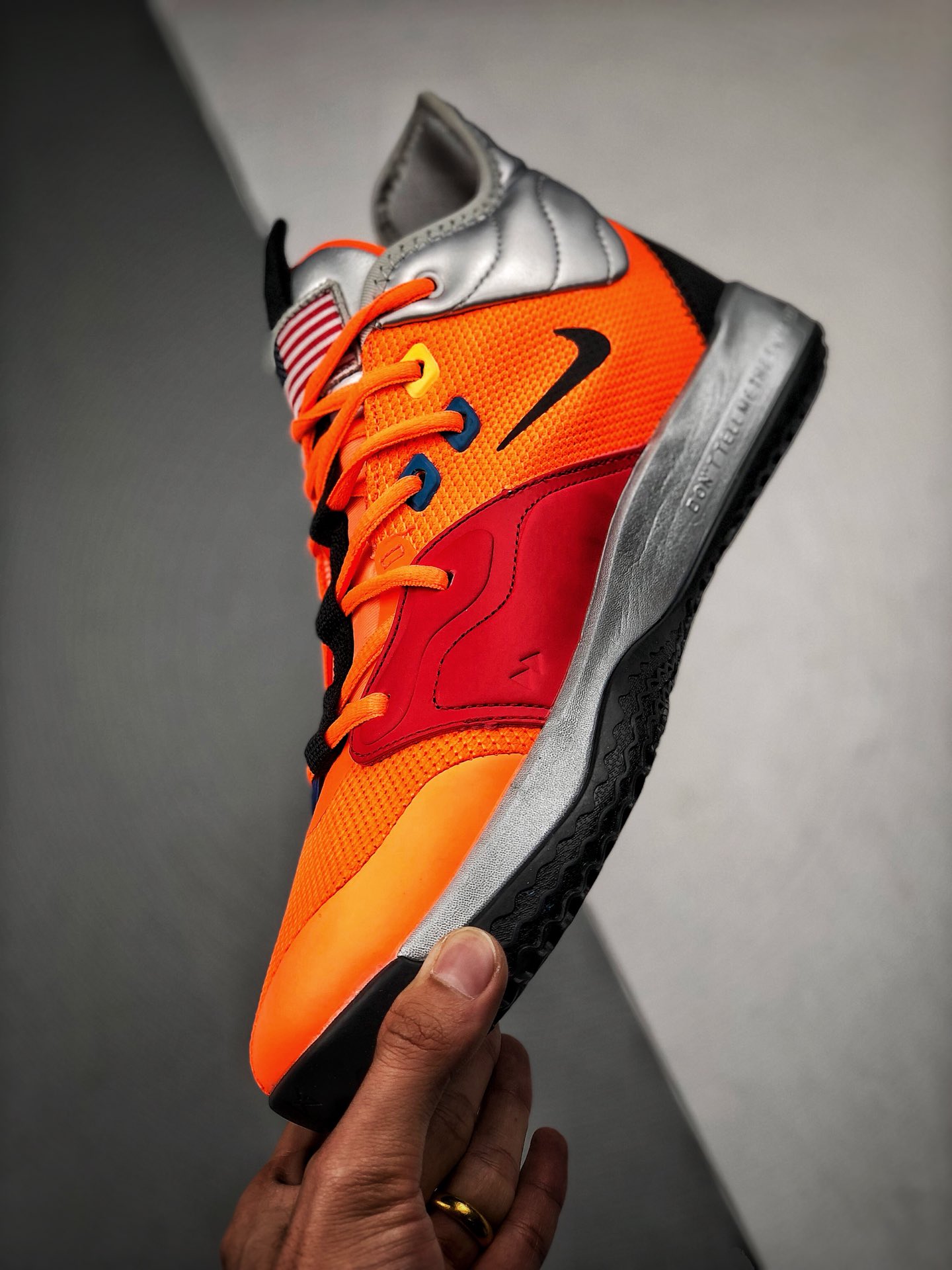 220<br />Nike PG3 NASA EP 保罗乔治三代<br />宇航员联名配色 原盒原标 zoom前掌气垫<br />前掌包裹侧翼采用磨砂皮革呈现，辅以银色中底及黑篮外底收尾 满满航天元素风 绝对值得入手的一款实战篮球鞋 泡椒比赛已率先上脚 <br />货号：CI2667-800<br />Size：40 40.5 41 42 42.5 43 44 44.5 45 46<br />编码#A-B35702