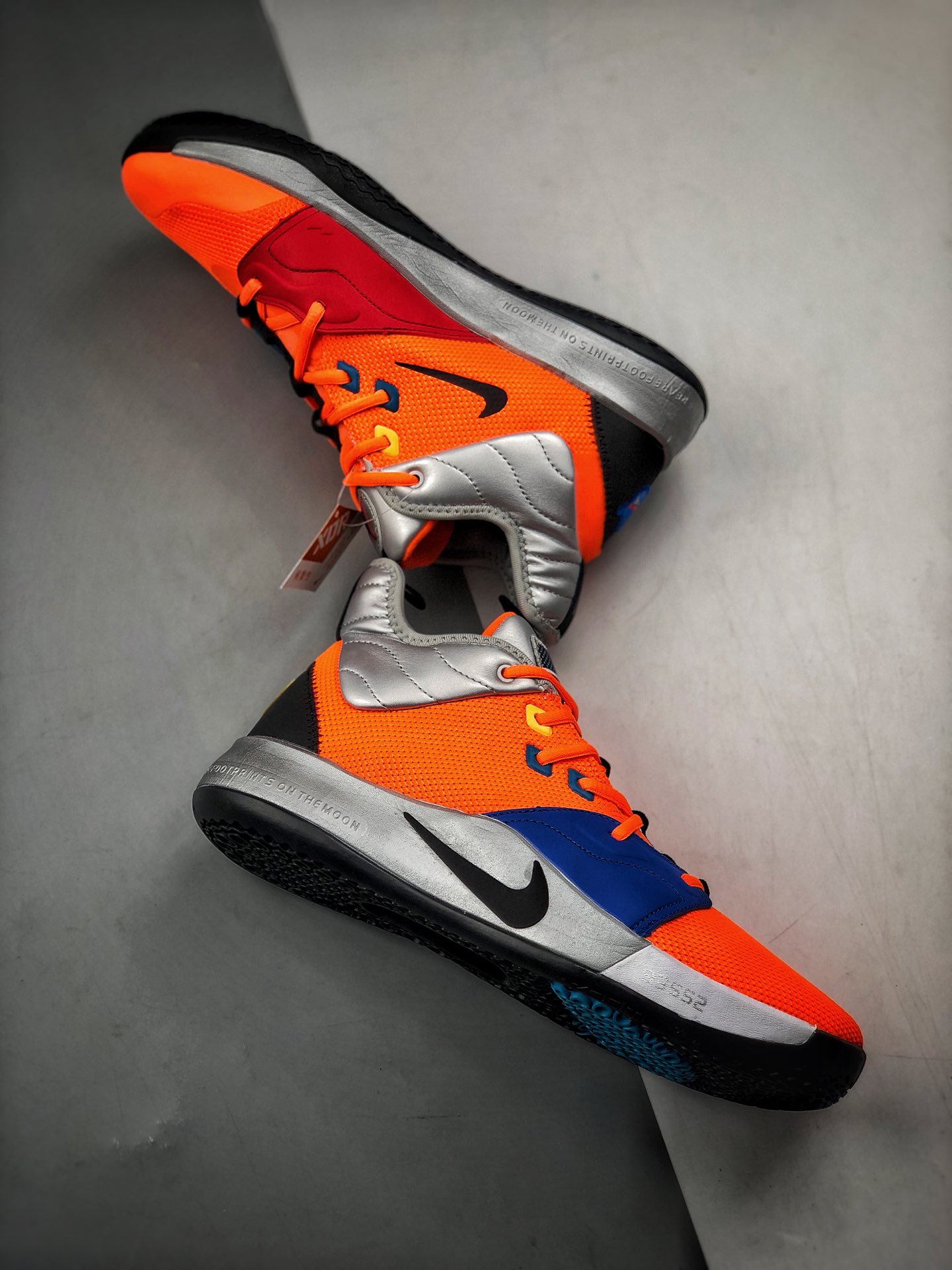 220<br />Nike PG3 NASA EP 保罗乔治三代<br />宇航员联名配色 原盒原标 zoom前掌气垫<br />前掌包裹侧翼采用磨砂皮革呈现，辅以银色中底及黑篮外底收尾 满满航天元素风 绝对值得入手的一款实战篮球鞋 泡椒比赛已率先上脚 <br />货号：CI2667-800<br />Size：40 40.5 41 42 42.5 43 44 44.5 45 46<br />编码#A-B35702