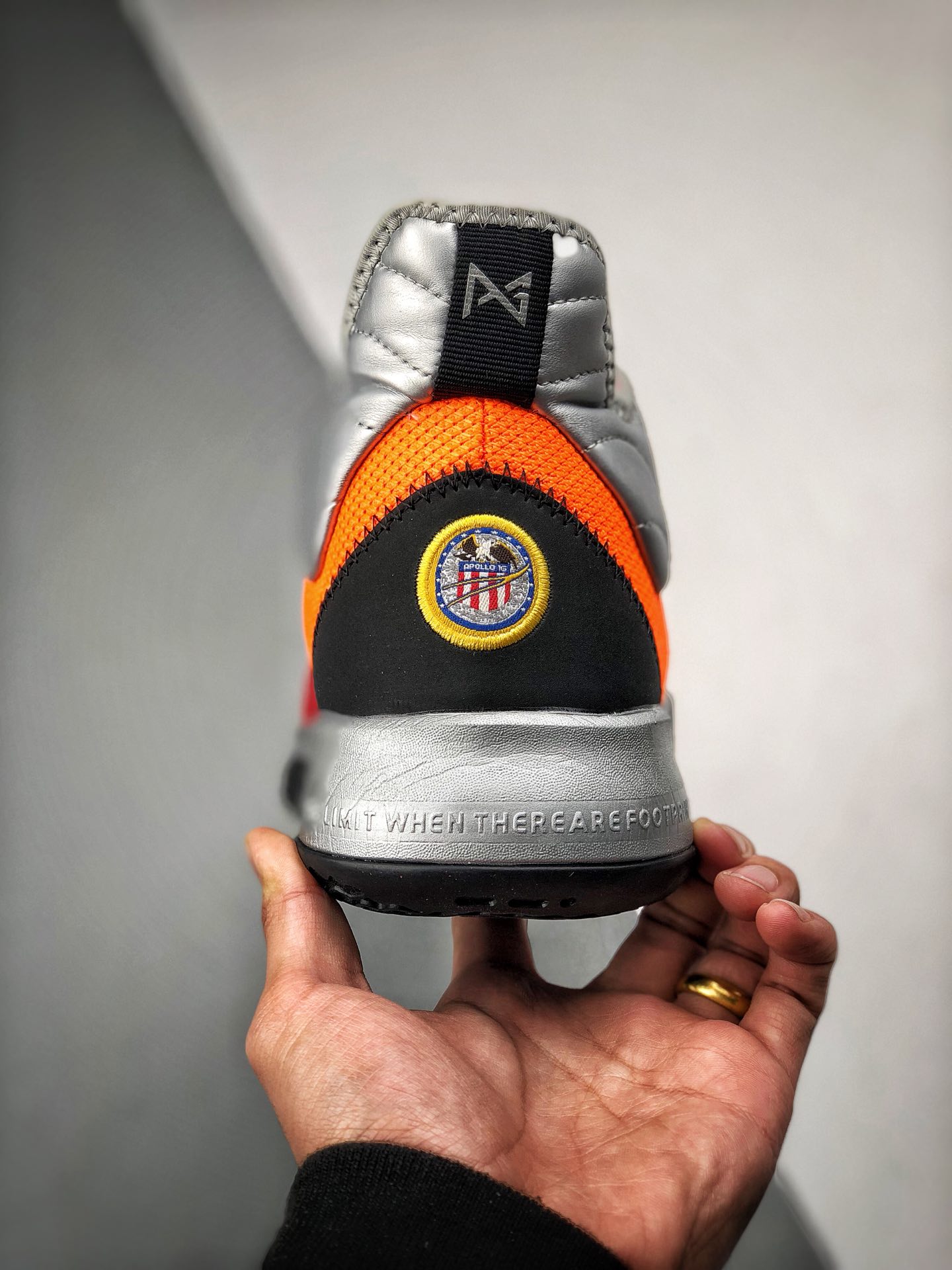 220<br />Nike PG3 NASA EP 保罗乔治三代<br />宇航员联名配色 原盒原标 zoom前掌气垫<br />前掌包裹侧翼采用磨砂皮革呈现，辅以银色中底及黑篮外底收尾 满满航天元素风 绝对值得入手的一款实战篮球鞋 泡椒比赛已率先上脚 <br />货号：CI2667-800<br />Size：40 40.5 41 42 42.5 43 44 44.5 45 46<br />编码#A-B35702