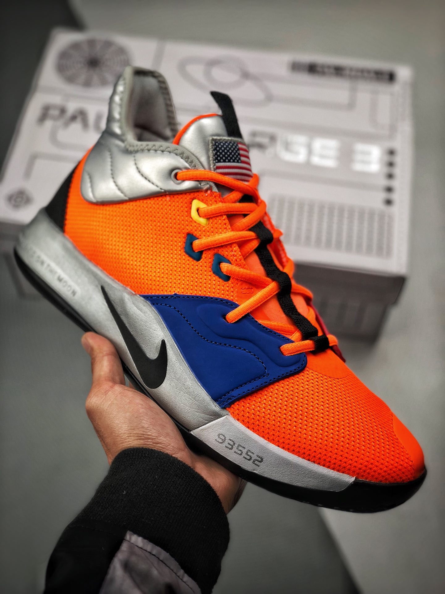 220<br />Nike PG3 NASA EP 保罗乔治三代<br />宇航员联名配色 原盒原标 zoom前掌气垫<br />前掌包裹侧翼采用磨砂皮革呈现，辅以银色中底及黑篮外底收尾 满满航天元素风 绝对值得入手的一款实战篮球鞋 泡椒比赛已率先上脚 <br />货号：CI2667-800<br />Size：40 40.5 41 42 42.5 43 44 44.5 45 46<br />编码#A-B35702