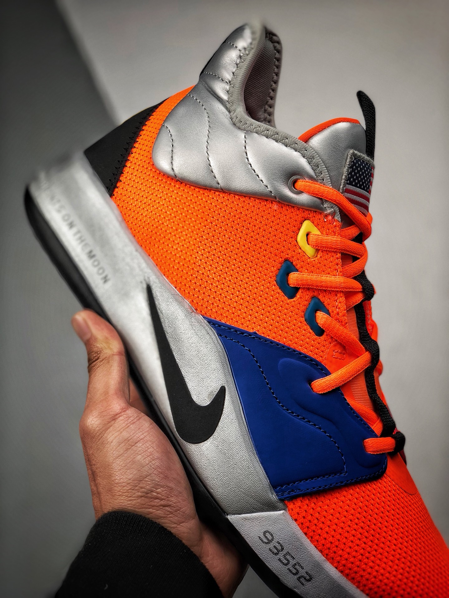 220<br />Nike PG3 NASA EP 保罗乔治三代<br />宇航员联名配色 原盒原标 zoom前掌气垫<br />前掌包裹侧翼采用磨砂皮革呈现，辅以银色中底及黑篮外底收尾 满满航天元素风 绝对值得入手的一款实战篮球鞋 泡椒比赛已率先上脚 <br />货号：CI2667-800<br />Size：40 40.5 41 42 42.5 43 44 44.5 45 46<br />编码#A-B35702