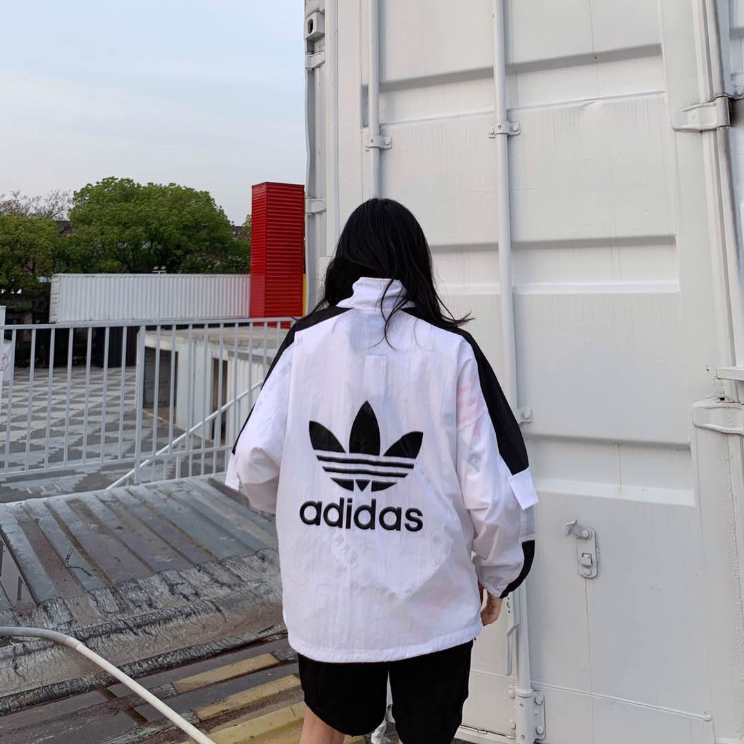 105 Adidas/三叶草黑白拼接半拉链冲锋衣外套  男女同款情侣款  一比一定制  ins爆款  落肩款版型 宽松好穿  店主强烈自留！