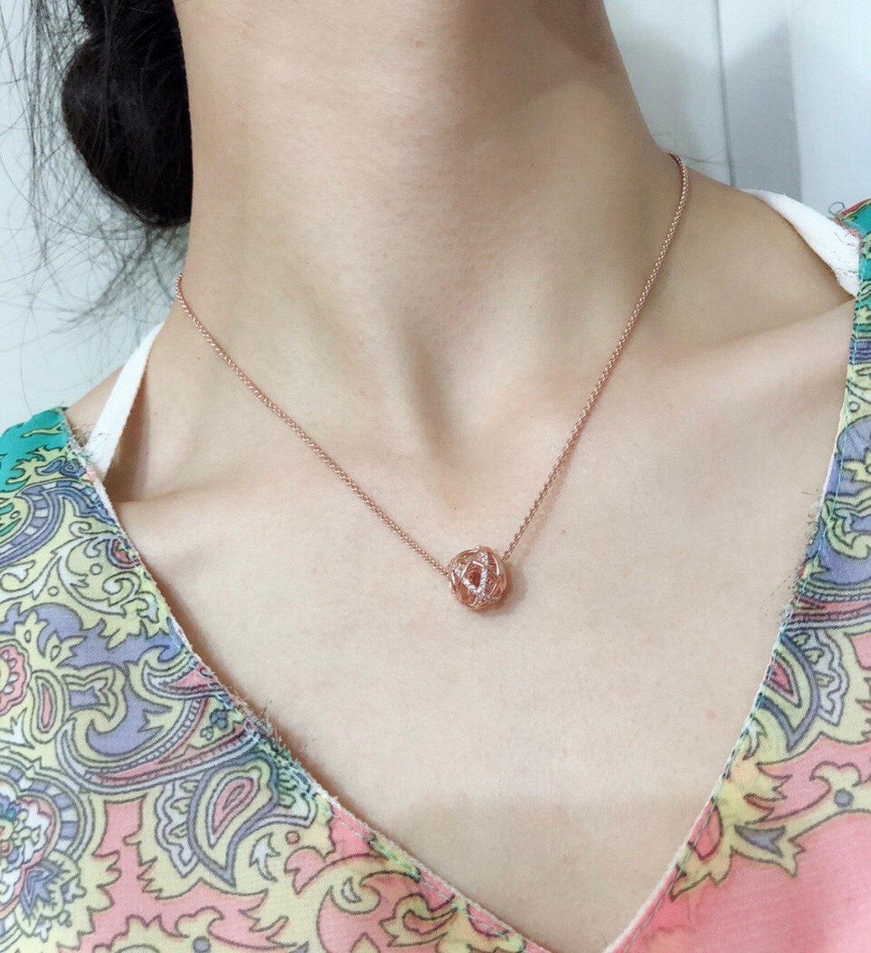 NO:103650,Pandora Necklace PANDORA abstract ornament, inspired by the magnificence of the distant Milky Way, is made of rose-colored PANDORA rose series materials. The mutual hinges of star trajectories, the intersecting metallic luster and the pattern of gemstones make this decorative ornament present an extraordinary effect. Pandora Necklace, necklace19860909潘多拉项链 PANDORA抽象串饰,以遥远银河的壮美为灵感,由玫瑰色的PANDORA玫瑰系列材料制成.相互铰链的星星轨迹、交相辉映的金属光泽和镶满宝石的线条图案,令这款装饰串饰呈现出超凡脱俗的效果,潘多拉项链,necklace,Jewelry