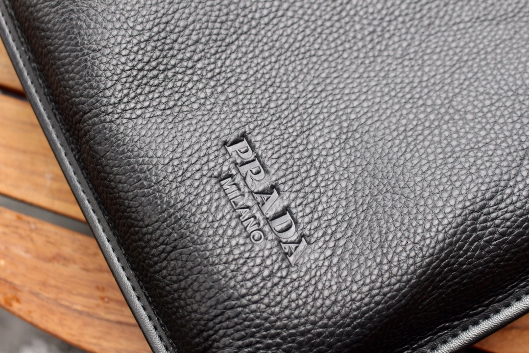 ～PRADA.黑色.型号：33247-2。实物拍摄-做工精致🆕  独家新款 🎈🎈全牛皮新款公文包出货，市