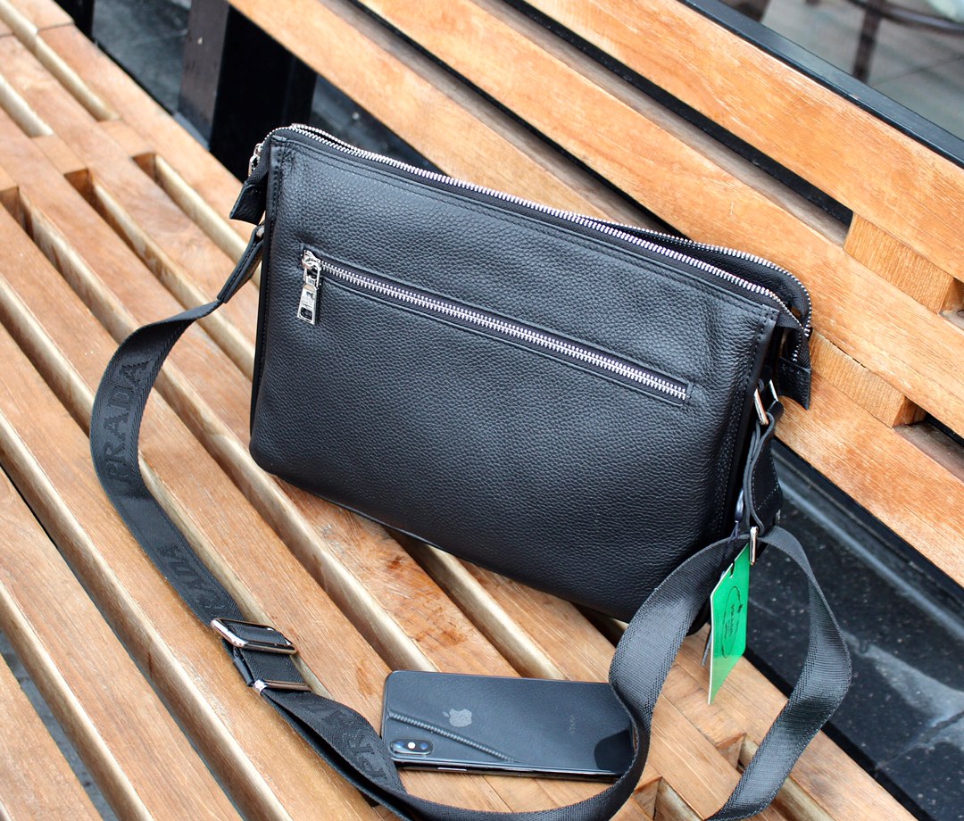 ～PRADA.黑色.型号：33247-2。实物拍摄-做工精致🆕  独家新款 🎈🎈全牛皮新款公文包出货，市