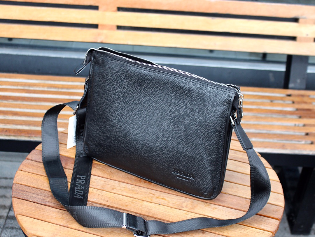 ～PRADA.黑色.型号：33247-2。实物拍摄-做工精致🆕  独家新款 🎈🎈全牛皮新款公文包出货，市