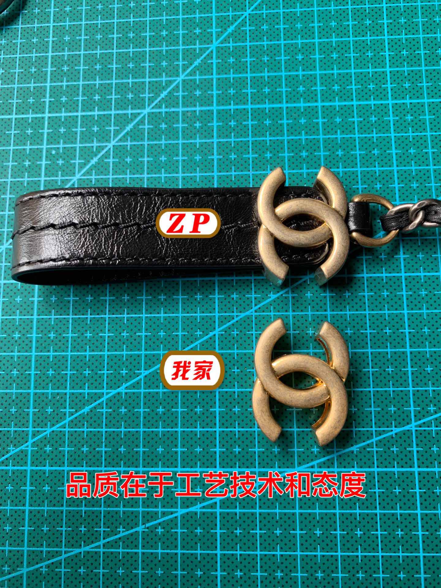  #现货对比证品#
流浪包上这七七八八的五金件通常来说一个模具需要花费7—15天的时间比如我们常见的D扣就需要2套模来完成所以花费的周期会较长😂
