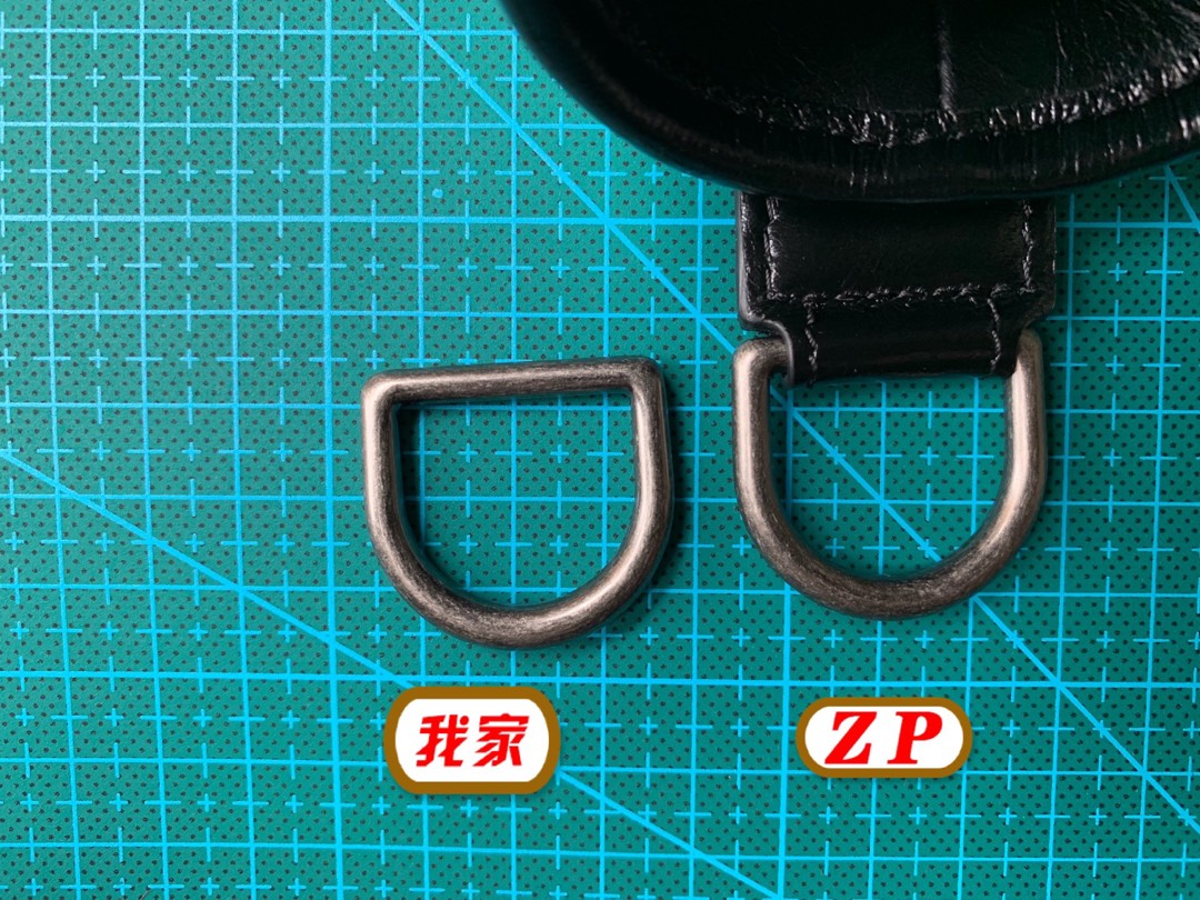  #现货对比证品#
流浪包上这七七八八的五金件通常来说一个模具需要花费7—15天的时间比如我们常见的D扣就需要2套模来完成所以花费的周期会较长😂