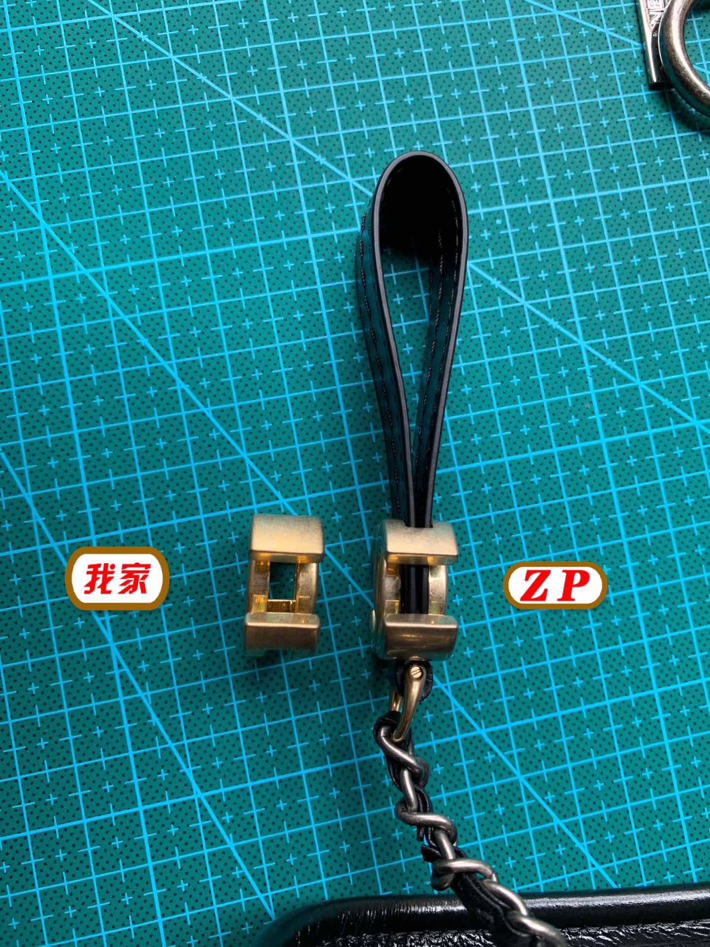  #现货对比证品#
流浪包上这七七八八的五金件通常来说一个模具需要花费7—15天的时间比如我们常见的D扣就需要2套模来完成所以花费的周期会较长😂