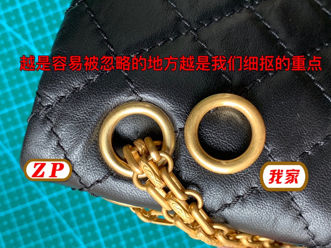  #现货对比证品# 2.55五金篇
采用直接上真金0.5miu，和zp五金工艺一样！……市面有很多是染色上去的，而真金上面染色是染不上的，所以他们染上去的只能电镀青古铜，再拿去用化学涂料染黑色，再震击，震击以后再封油上叻架。染黑的化学涂料和叻架是有毒的，在国外是不可能用的，过不了环保测试，更加不可能过盐雾测试的，大牌很多五金都必须经过72小时盐雾测试的，所以五金真金含量为什么要达到0.2miu以上就是这个原因，因为达不到这个真金含量是过不了盐雾测试的。