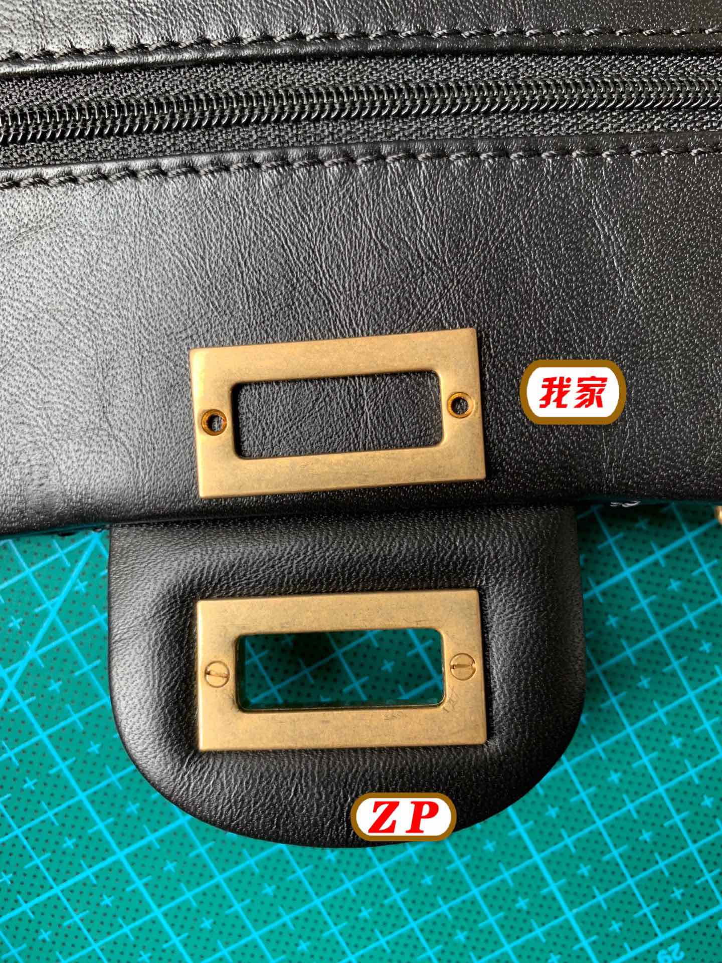  #现货对比证品# 2.55五金篇
采用直接上真金0.5miu，和zp五金工艺一样！……市面有很多是染色上去的，而真金上面染色是染不上的，所以他们染上去的只能电镀青古铜，再拿去用化学涂料染黑色，再震击，震击以后再封油上叻架。染黑的化学涂料和叻架是有毒的，在国外是不可能用的，过不了环保测试，更加不可能过盐雾测试的，大牌很多五金都必须经过72小时盐雾测试的，所以五金真金含量为什么要达到0.2miu以上就是这个原因，因为达不到这个真金含量是过不了盐雾测试的。