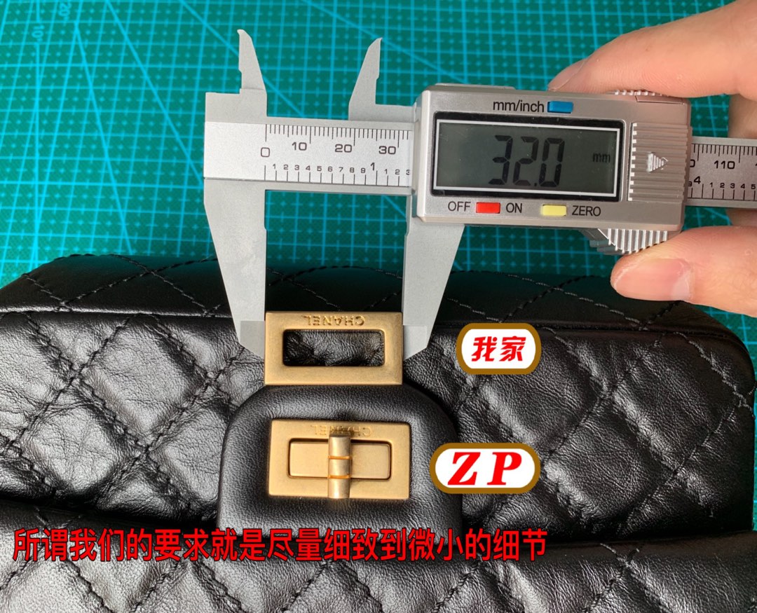  #现货对比证品# 2.55五金篇
采用直接上真金0.5miu，和zp五金工艺一样！……市面有很多是染色上去的，而真金上面染色是染不上的，所以他们染上去的只能电镀青古铜，再拿去用化学涂料染黑色，再震击，震击以后再封油上叻架。染黑的化学涂料和叻架是有毒的，在国外是不可能用的，过不了环保测试，更加不可能过盐雾测试的，大牌很多五金都必须经过72小时盐雾测试的，所以五金真金含量为什么要达到0.2miu以上就是这个原因，因为达不到这个真金含量是过不了盐雾测试的。