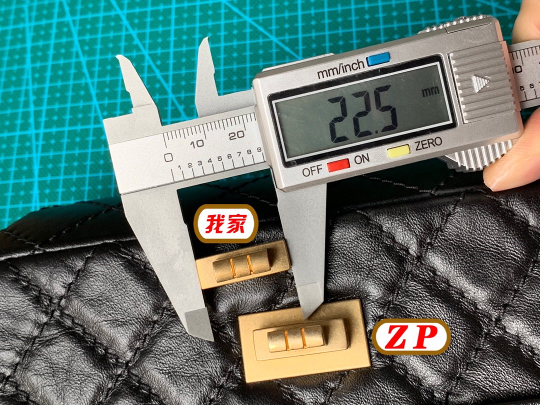  #现货对比证品# 2.55五金篇
采用直接上真金0.5miu，和zp五金工艺一样！……市面有很多是染色上去的，而真金上面染色是染不上的，所以他们染上去的只能电镀青古铜，再拿去用化学涂料染黑色，再震击，震击以后再封油上叻架。染黑的化学涂料和叻架是有毒的，在国外是不可能用的，过不了环保测试，更加不可能过盐雾测试的，大牌很多五金都必须经过72小时盐雾测试的，所以五金真金含量为什么要达到0.2miu以上就是这个原因，因为达不到这个真金含量是过不了盐雾测试的。
