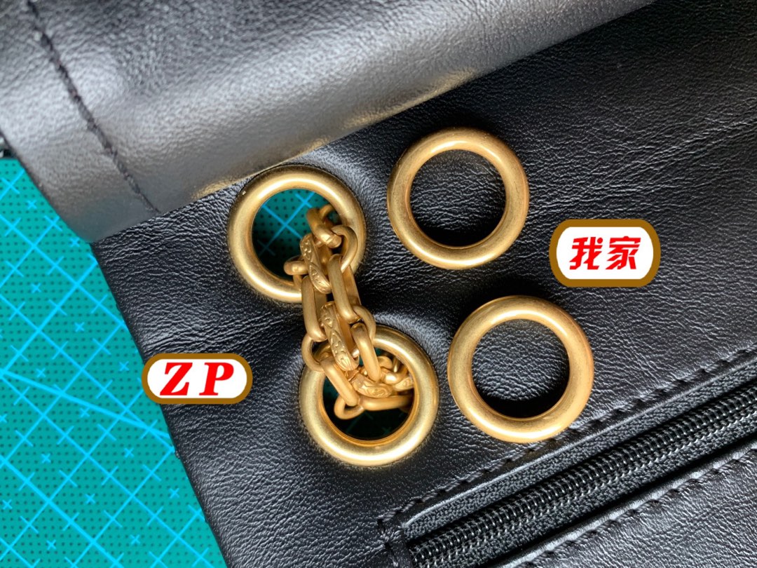  #现货对比证品# 2.55五金篇
采用直接上真金0.5miu，和zp五金工艺一样！……市面有很多是染色上去的，而真金上面染色是染不上的，所以他们染上去的只能电镀青古铜，再拿去用化学涂料染黑色，再震击，震击以后再封油上叻架。染黑的化学涂料和叻架是有毒的，在国外是不可能用的，过不了环保测试，更加不可能过盐雾测试的，大牌很多五金都必须经过72小时盐雾测试的，所以五金真金含量为什么要达到0.2miu以上就是这个原因，因为达不到这个真金含量是过不了盐雾测试的。
