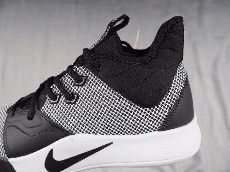 220<br />黑白装扮！泡椒 PG3 来袭！Nike PG3 “Black”保罗乔治3代 黑白奥利奥宇航员低帮篮球鞋 BQ6242-101 <br />Size：40 40.5 41 42 42.5 43 44 44.5 45 46