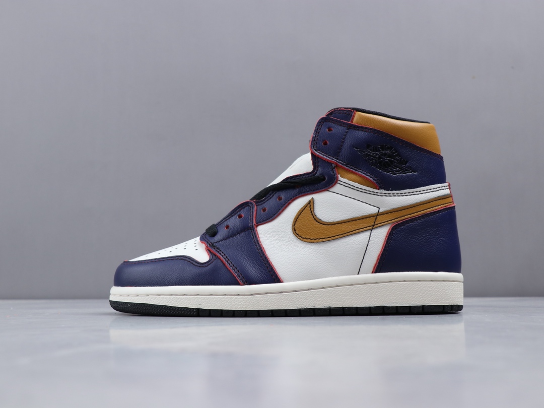 <br />本地自取280<br />Nike SB x Air Jordan 1 Retro High OGNike SB与Jordan Brand合作打造的新配色滑板鞋Air Jordan 1 High之一。谍照展示版本配色方案“庭紫/帆白-大学金-黑色”白紫金三色装扮的鞋身以湖人配色呈现，黄色的 Swoosh 搭配紫色的缝线处理，同时鞋身紫色皮革处还加以做旧处理，看起来颇具年代感。<br />货号:CD6578-507 <br />尺码:36 36.5 37.5 38 38.5 39 40 40.5 41 42 42.5 43 44 44.5 45