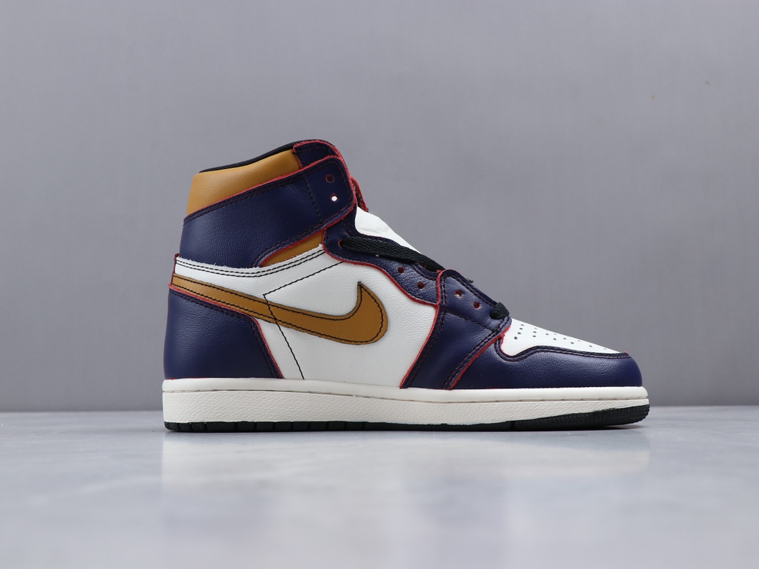 <br />本地自取280<br />Nike SB x Air Jordan 1 Retro High OGNike SB与Jordan Brand合作打造的新配色滑板鞋Air Jordan 1 High之一。谍照展示版本配色方案“庭紫/帆白-大学金-黑色”白紫金三色装扮的鞋身以湖人配色呈现，黄色的 Swoosh 搭配紫色的缝线处理，同时鞋身紫色皮革处还加以做旧处理，看起来颇具年代感。<br />货号:CD6578-507 <br />尺码:36 36.5 37.5 38 38.5 39 40 40.5 41 42 42.5 43 44 44.5 45