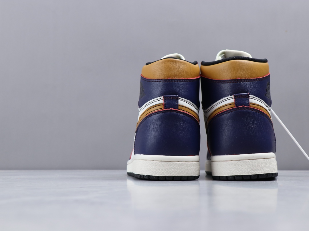 <br />本地自取280<br />Nike SB x Air Jordan 1 Retro High OGNike SB与Jordan Brand合作打造的新配色滑板鞋Air Jordan 1 High之一。谍照展示版本配色方案“庭紫/帆白-大学金-黑色”白紫金三色装扮的鞋身以湖人配色呈现，黄色的 Swoosh 搭配紫色的缝线处理，同时鞋身紫色皮革处还加以做旧处理，看起来颇具年代感。<br />货号:CD6578-507 <br />尺码:36 36.5 37.5 38 38.5 39 40 40.5 41 42 42.5 43 44 44.5 45