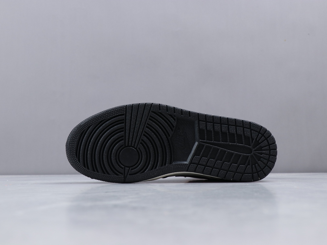 <br />本地自取280<br />Nike SB x Air Jordan 1 Retro High OGNike SB与Jordan Brand合作打造的新配色滑板鞋Air Jordan 1 High之一。谍照展示版本配色方案“庭紫/帆白-大学金-黑色”白紫金三色装扮的鞋身以湖人配色呈现，黄色的 Swoosh 搭配紫色的缝线处理，同时鞋身紫色皮革处还加以做旧处理，看起来颇具年代感。<br />货号:CD6578-507 <br />尺码:36 36.5 37.5 38 38.5 39 40 40.5 41 42 42.5 43 44 44.5 45