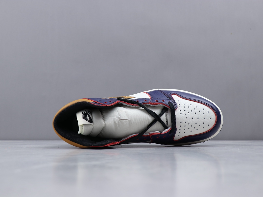 <br />本地自取280<br />Nike SB x Air Jordan 1 Retro High OGNike SB与Jordan Brand合作打造的新配色滑板鞋Air Jordan 1 High之一。谍照展示版本配色方案“庭紫/帆白-大学金-黑色”白紫金三色装扮的鞋身以湖人配色呈现，黄色的 Swoosh 搭配紫色的缝线处理，同时鞋身紫色皮革处还加以做旧处理，看起来颇具年代感。<br />货号:CD6578-507 <br />尺码:36 36.5 37.5 38 38.5 39 40 40.5 41 42 42.5 43 44 44.5 45