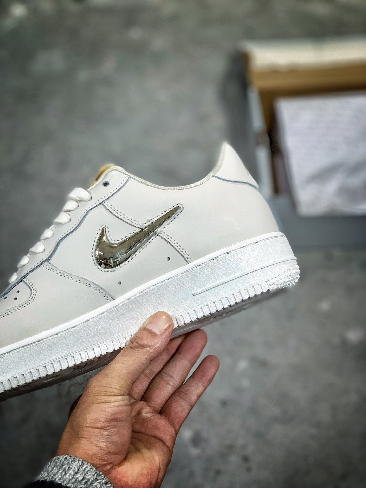 115<br /><br />#特价福利，公司级，真标半码！Nike Air Force PRM LX 限量轻奢小金钩空军一号低帮百搭板鞋，<br />Size:36 36.5 37.5 38 38.5 39 40 40.5 41 42 42.5 43 44 45，