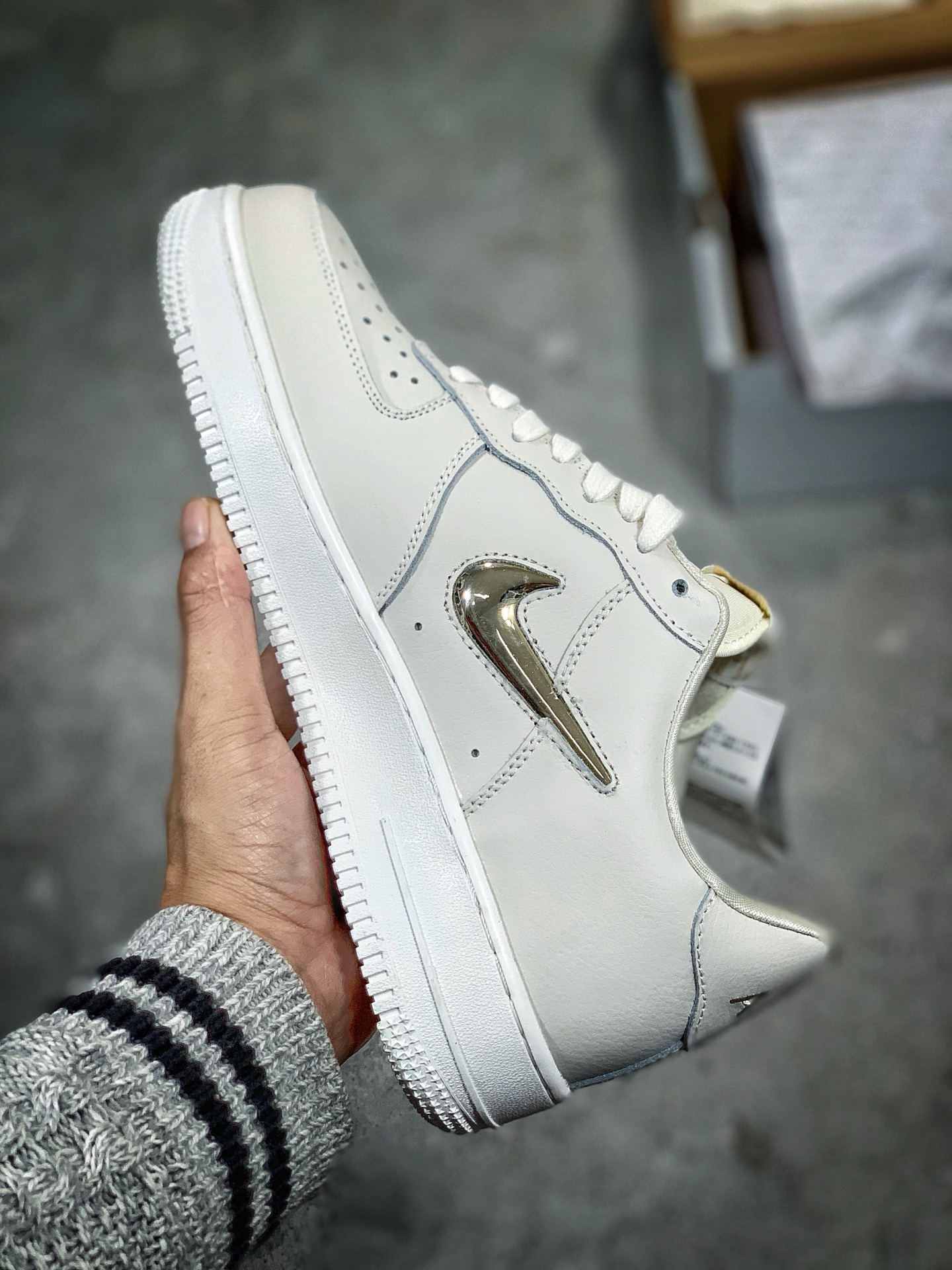 115<br /><br />#特价福利，公司级，真标半码！Nike Air Force PRM LX 限量轻奢小金钩空军一号低帮百搭板鞋，<br />Size:36 36.5 37.5 38 38.5 39 40 40.5 41 42 42.5 43 44 45，