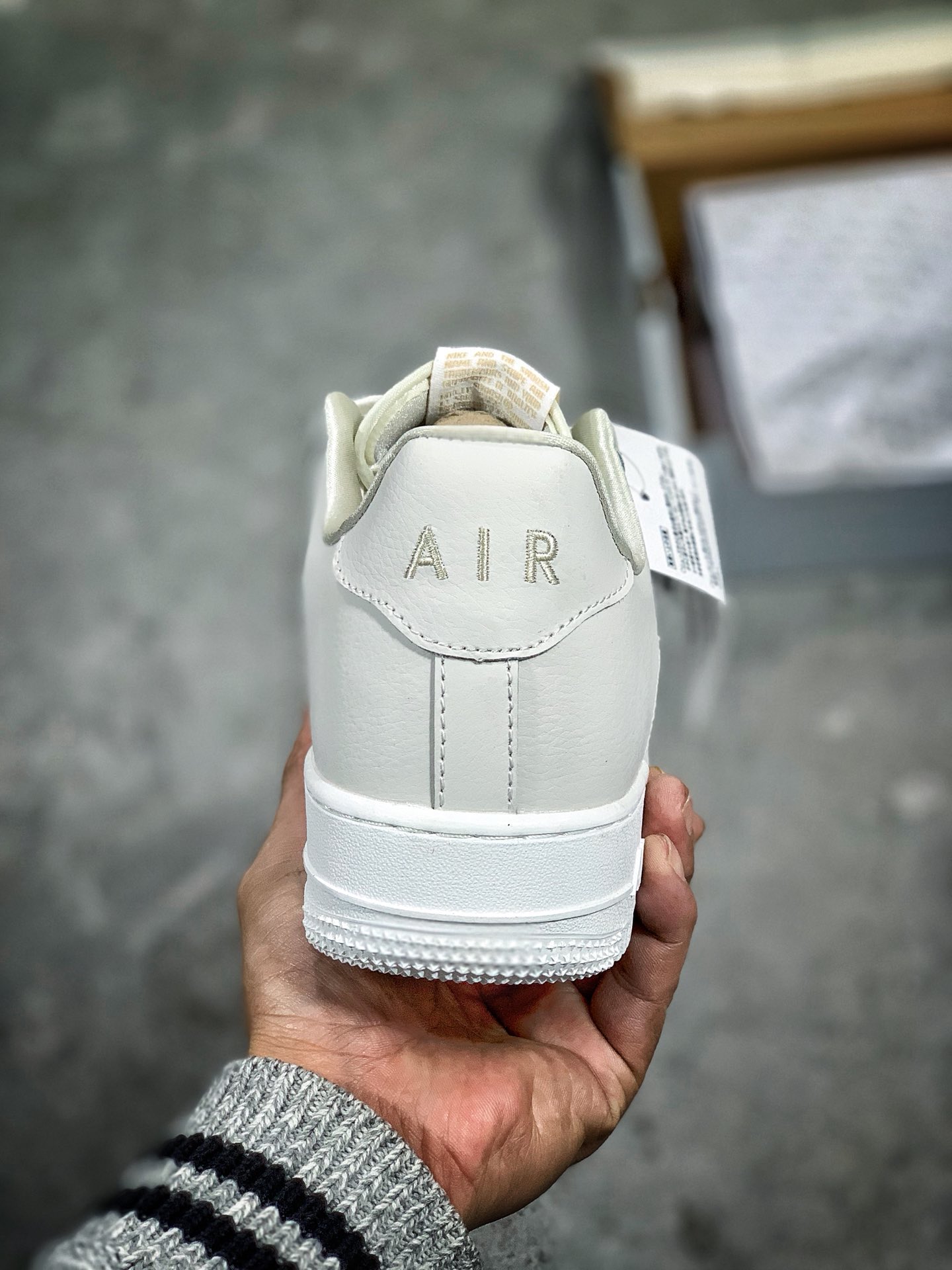 115<br /><br />#特价福利，公司级，真标半码！Nike Air Force PRM LX 限量轻奢小金钩空军一号低帮百搭板鞋，<br />Size:36 36.5 37.5 38 38.5 39 40 40.5 41 42 42.5 43 44 45，