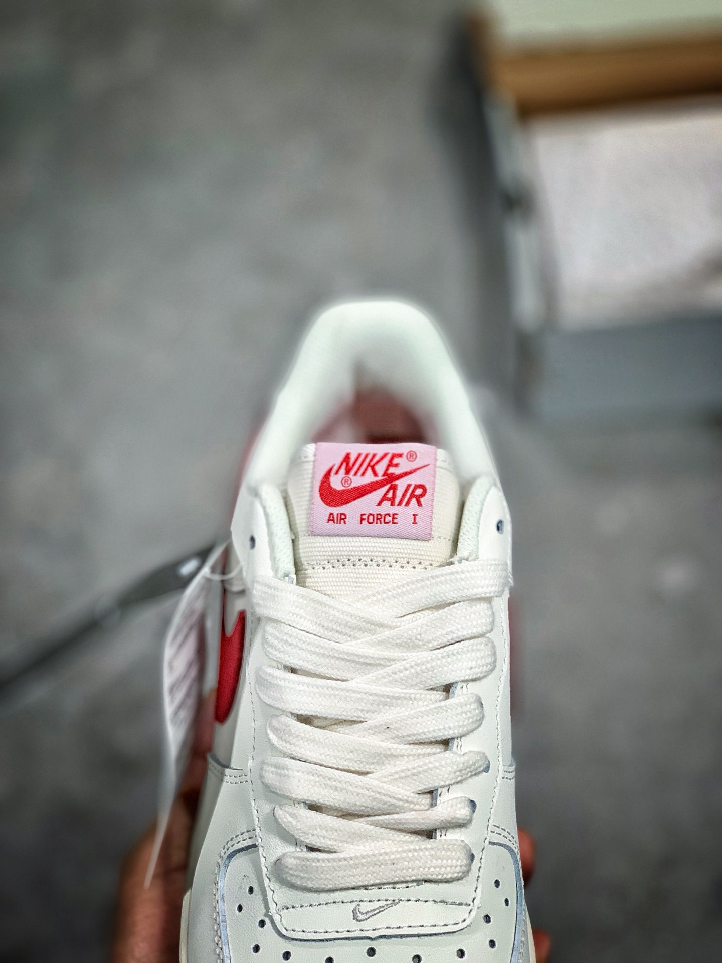 115<br /><br />#特价福利，公司级，男女鞋，真标，半码，原装品质，Nike Air Force 1 Low '07 空军一号低帮经典皮革板鞋“校园奶白红”内置气垫<br />Size:36 36.5 37.5 38 38.5 39 40 40.5 41 42 42.5 43 44 45，