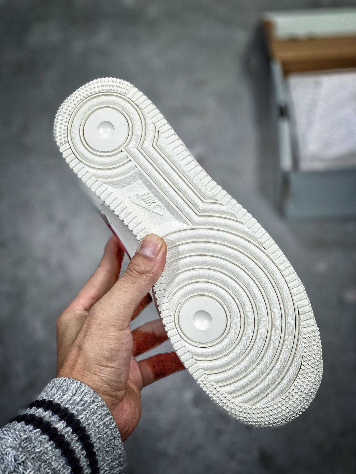 115<br /><br />#特价福利，公司级，男女鞋，真标，半码，原装品质，Nike Air Force 1 Low '07 空军一号低帮经典皮革板鞋“校园奶白红”内置气垫<br />Size:36 36.5 37.5 38 38.5 39 40 40.5 41 42 42.5 43 44 45，