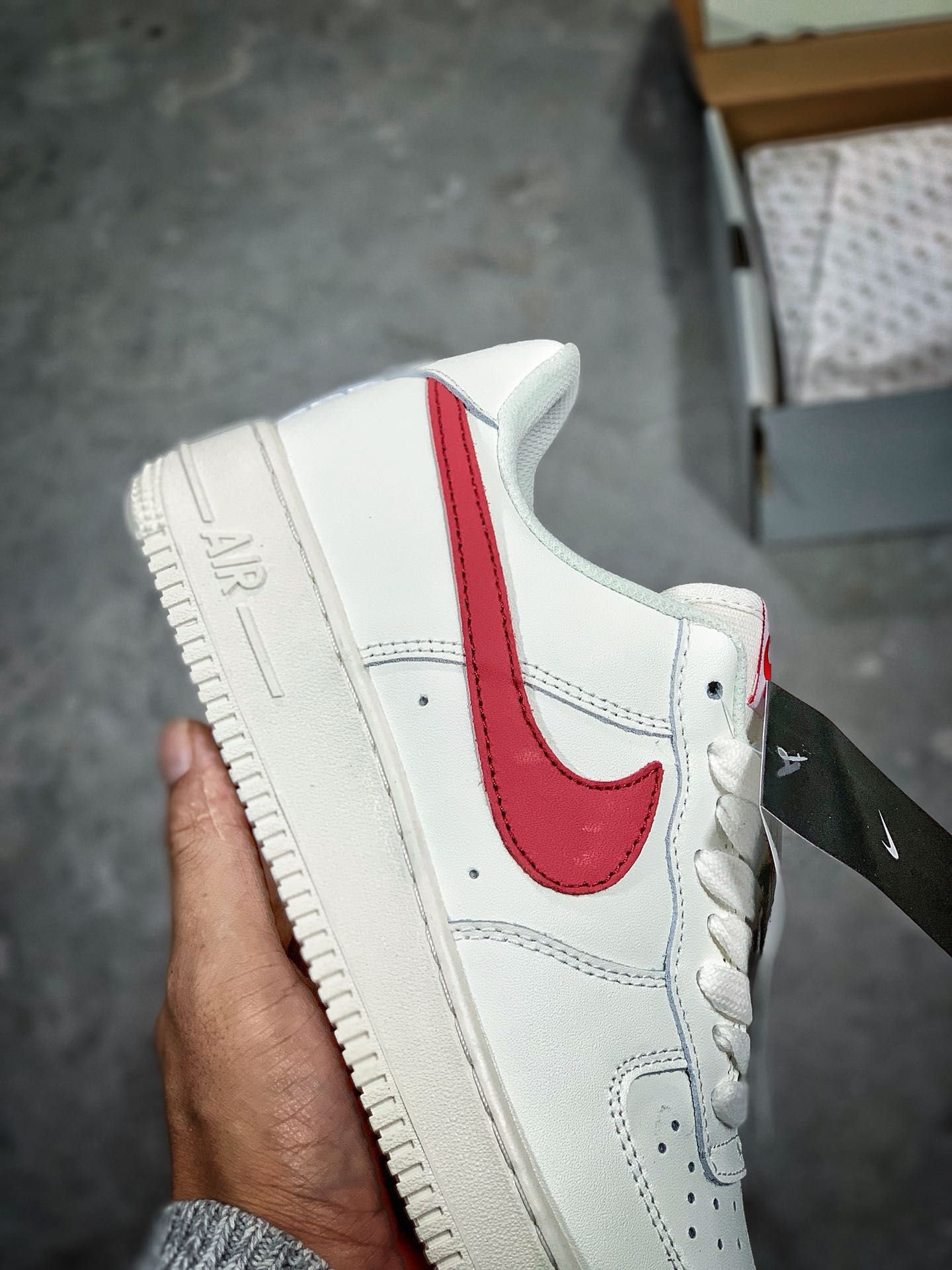 115<br /><br />#特价福利，公司级，男女鞋，真标，半码，原装品质，Nike Air Force 1 Low '07 空军一号低帮经典皮革板鞋“校园奶白红”内置气垫<br />Size:36 36.5 37.5 38 38.5 39 40 40.5 41 42 42.5 43 44 45，