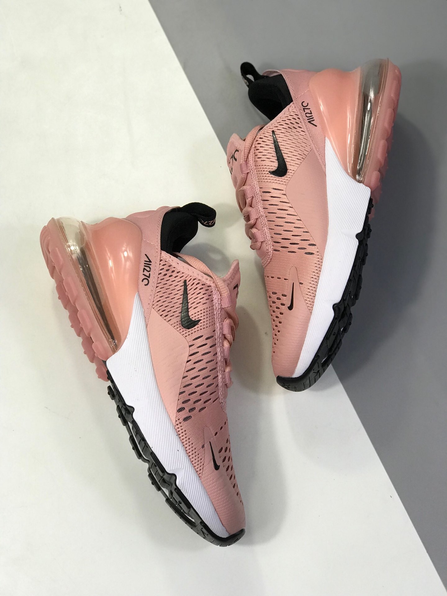 160<br />纯正还原版 顶级货 Nike Air Max 270 FLYKNIT 半掌气垫跑鞋 原档案数据 原厂贾卡面料 原厂TPU包头 原版钢印 最高版本过验<br />尺码：36 36.5 37.5 38 38.5 39