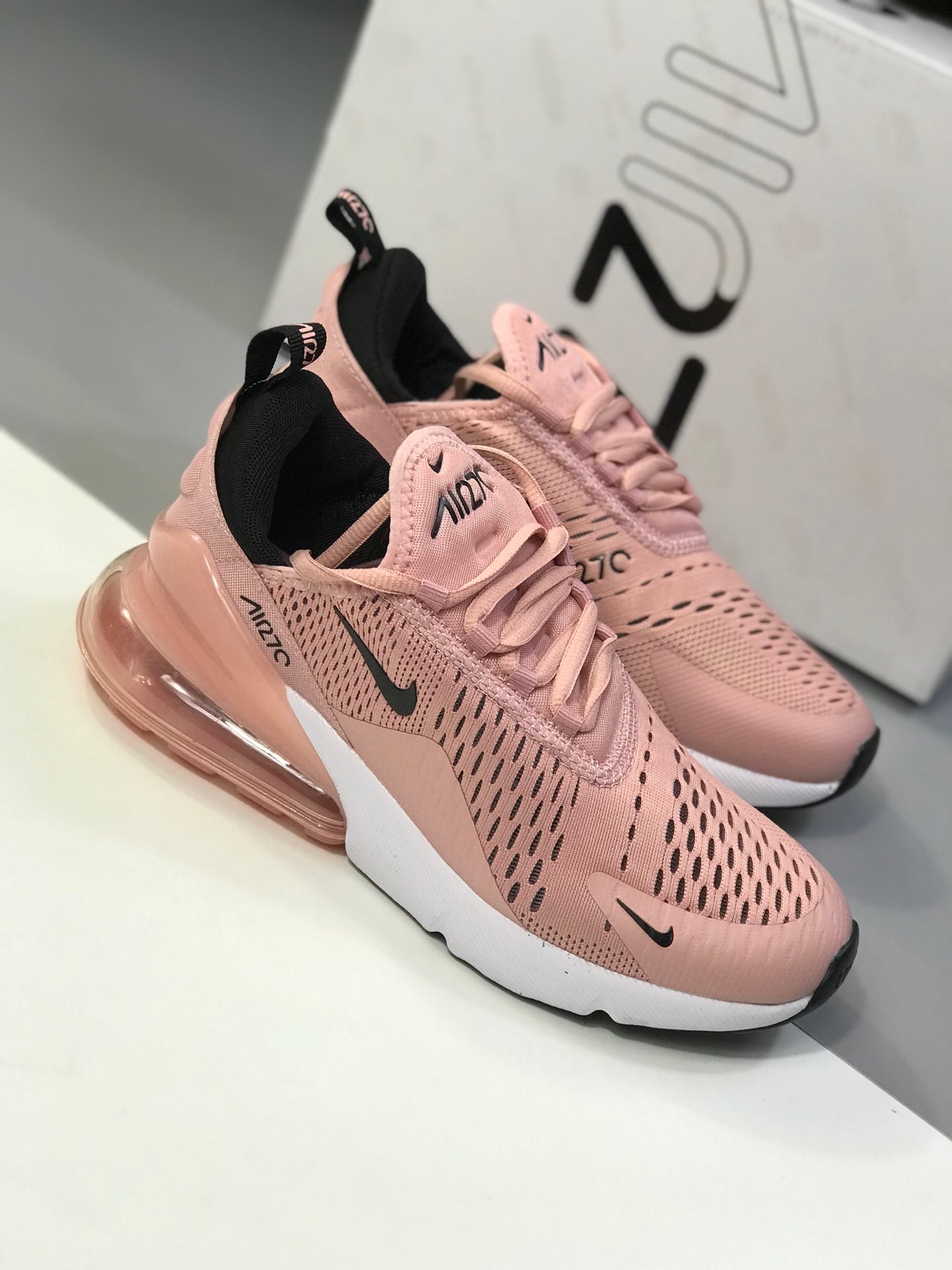 160<br />纯正还原版 顶级货 Nike Air Max 270 FLYKNIT 半掌气垫跑鞋 原档案数据 原厂贾卡面料 原厂TPU包头 原版钢印 最高版本过验<br />尺码：36 36.5 37.5 38 38.5 39