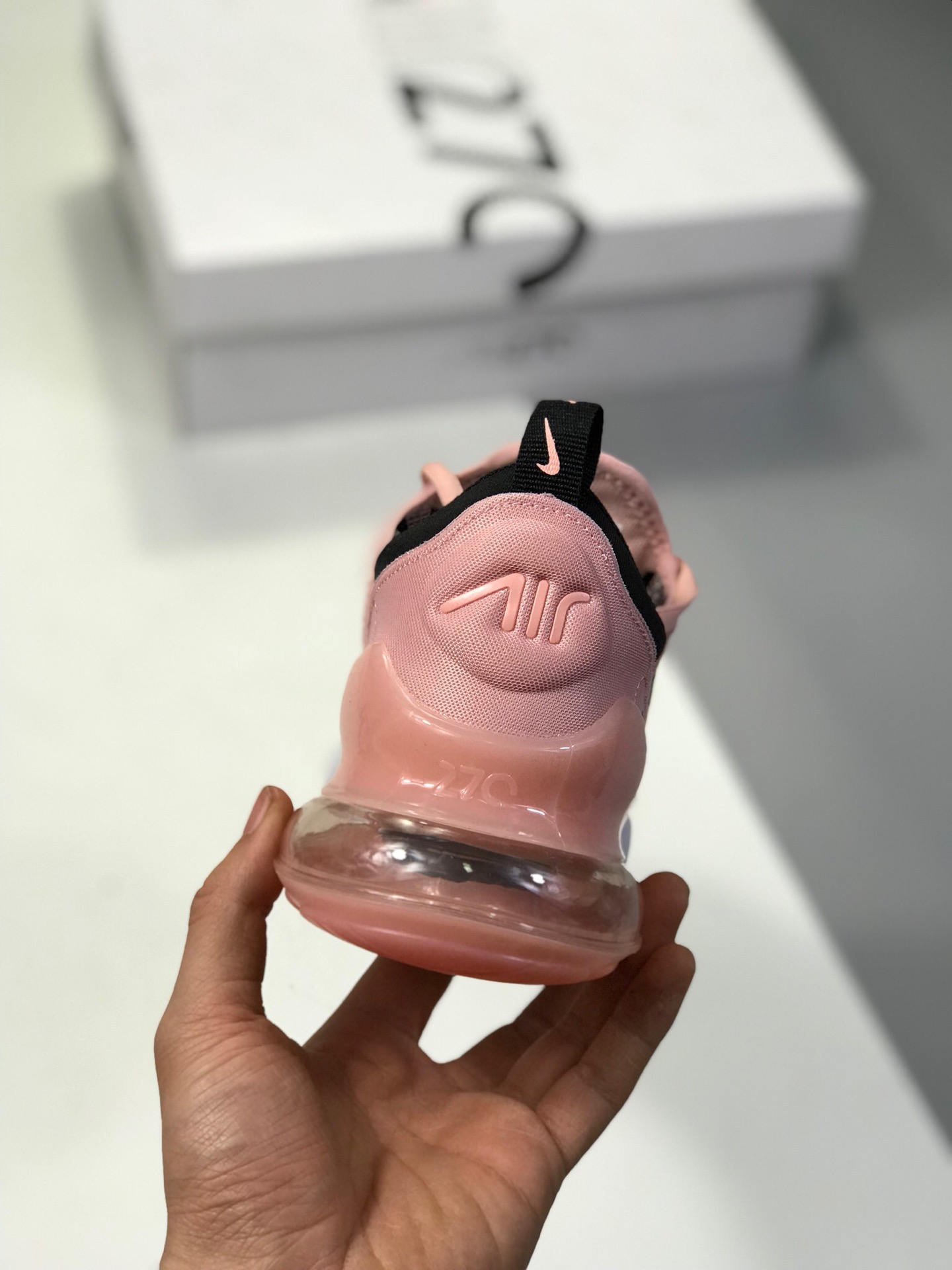 160<br />纯正还原版 顶级货 Nike Air Max 270 FLYKNIT 半掌气垫跑鞋 原档案数据 原厂贾卡面料 原厂TPU包头 原版钢印 最高版本过验<br />尺码：36 36.5 37.5 38 38.5 39