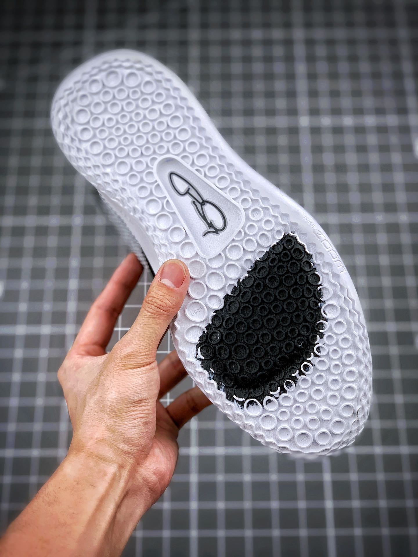 220Nike PG3 EP“Monochrome” 黑白配色 原盒原标 zoom前掌气垫前掌包裹侧翼采用磨砂皮革AO2607-002