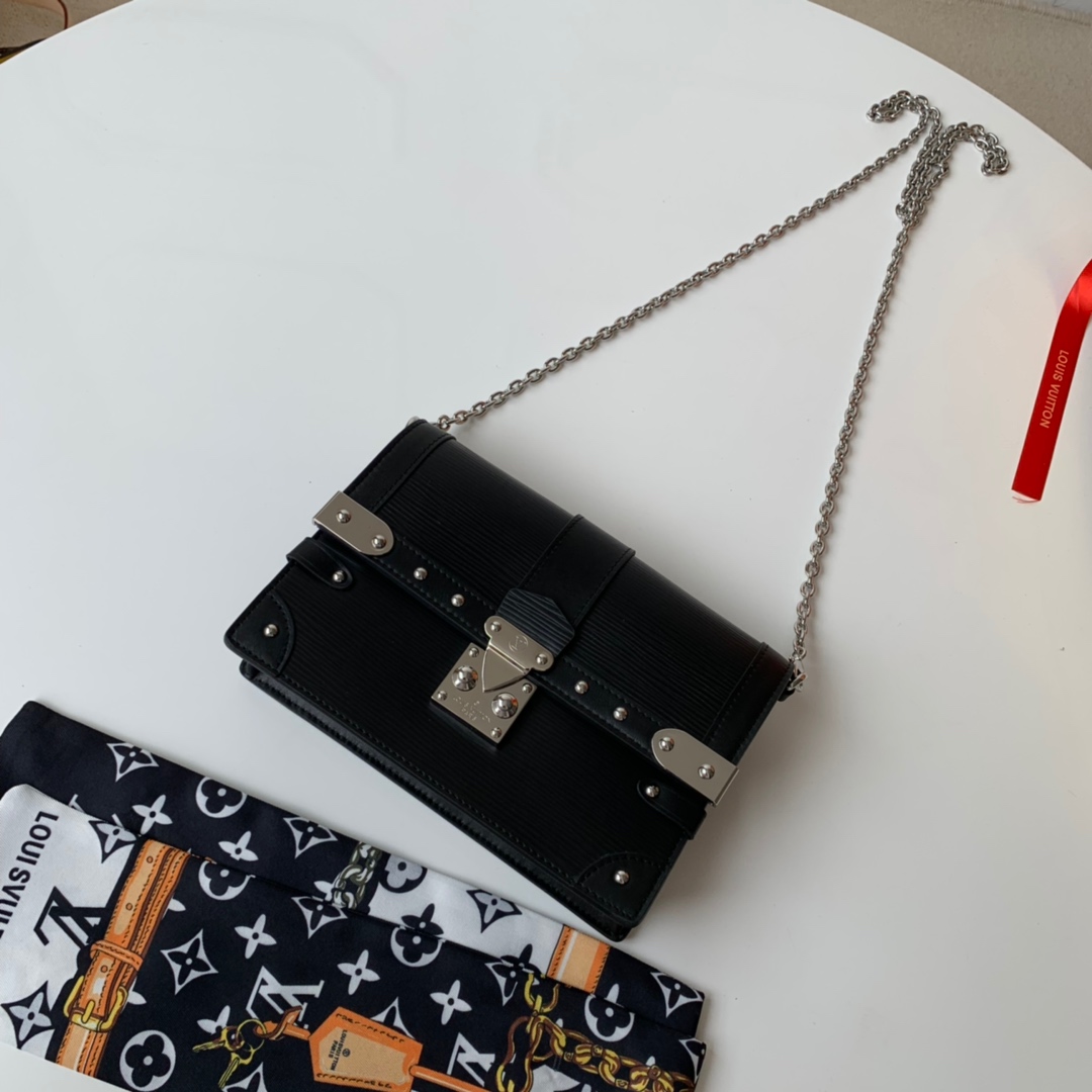 NO:395799,[Exclusive real shot M67507] The first Epi wallet with a chain in the black counter is a model created by Louis Vuitton with exquisite craftsmanship to meet the needs of avant-garde customers. It is suitable for active women and is used to carry important personal belongings!  Hardware is all steel, this wallet can be held in your hands, shoulders or crossbody!  Size 19X12.5X3.5cm 2019.,LV【Original Leather】,louis vuitton,louis vuitton19860909【独家实拍M67507】黑色专柜首款带有链条的Epi钱夹,是路易威登打造的席卷工艺精巧的模型用于满足前卫顾客的需求,适用于活跃的女性,用于携带重要随身物件！五金全钢,此款钱夹可拿在手中,肩背或斜挎！尺寸19X12.5X3.5cm 2019.,LV【原厂皮】,louis vuitton,louis vuitton,Bag