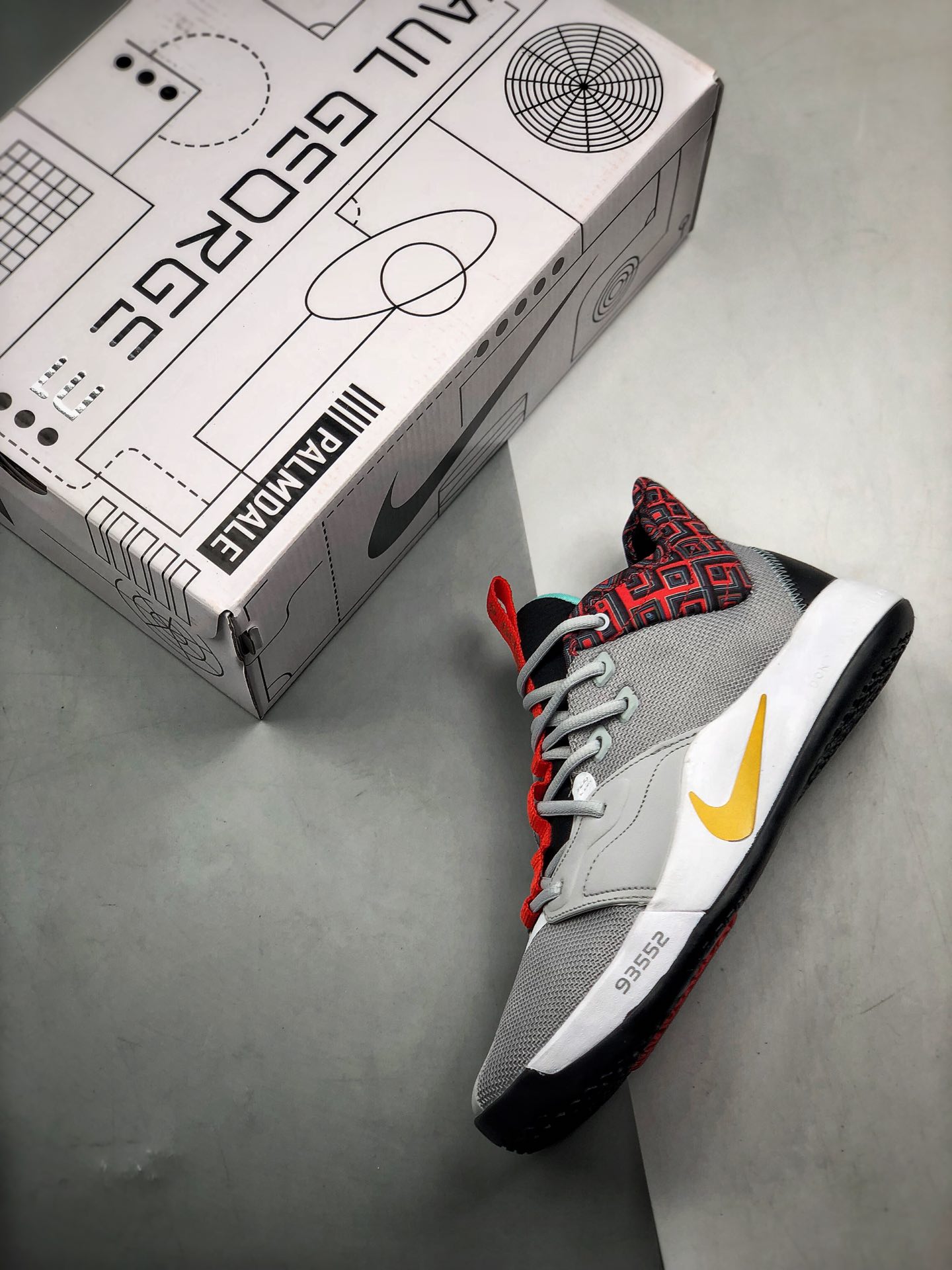 220<br />Nike PG3 ”BHM”保罗乔治三代<br />黑人岁月配色 原盒原标 zoom前掌气垫<br />前掌包裹侧翼采用磨砂皮革呈现，辅以银色中底及黑篮外底收尾 满满航天元素风 绝对值得入手的一款实战篮球鞋 泡椒比赛已率先上脚 <br />货号：CI2667-800<br />Size：40 40.5 41 42 42.5 43 44 44.5 45 46<br />编码#A-B35702