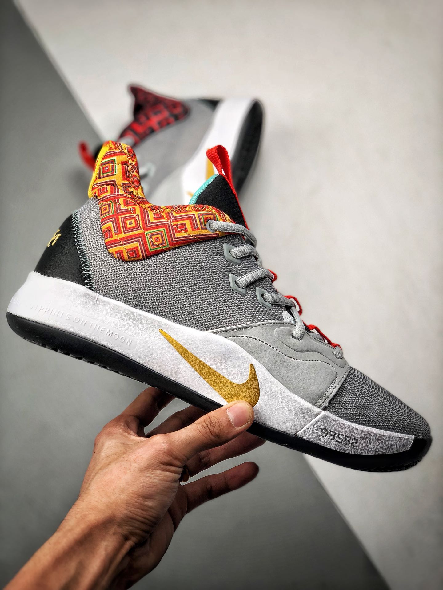 220<br />Nike PG3 ”BHM”保罗乔治三代<br />黑人岁月配色 原盒原标 zoom前掌气垫<br />前掌包裹侧翼采用磨砂皮革呈现，辅以银色中底及黑篮外底收尾 满满航天元素风 绝对值得入手的一款实战篮球鞋 泡椒比赛已率先上脚 <br />货号：CI2667-800<br />Size：40 40.5 41 42 42.5 43 44 44.5 45 46<br />编码#A-B35702