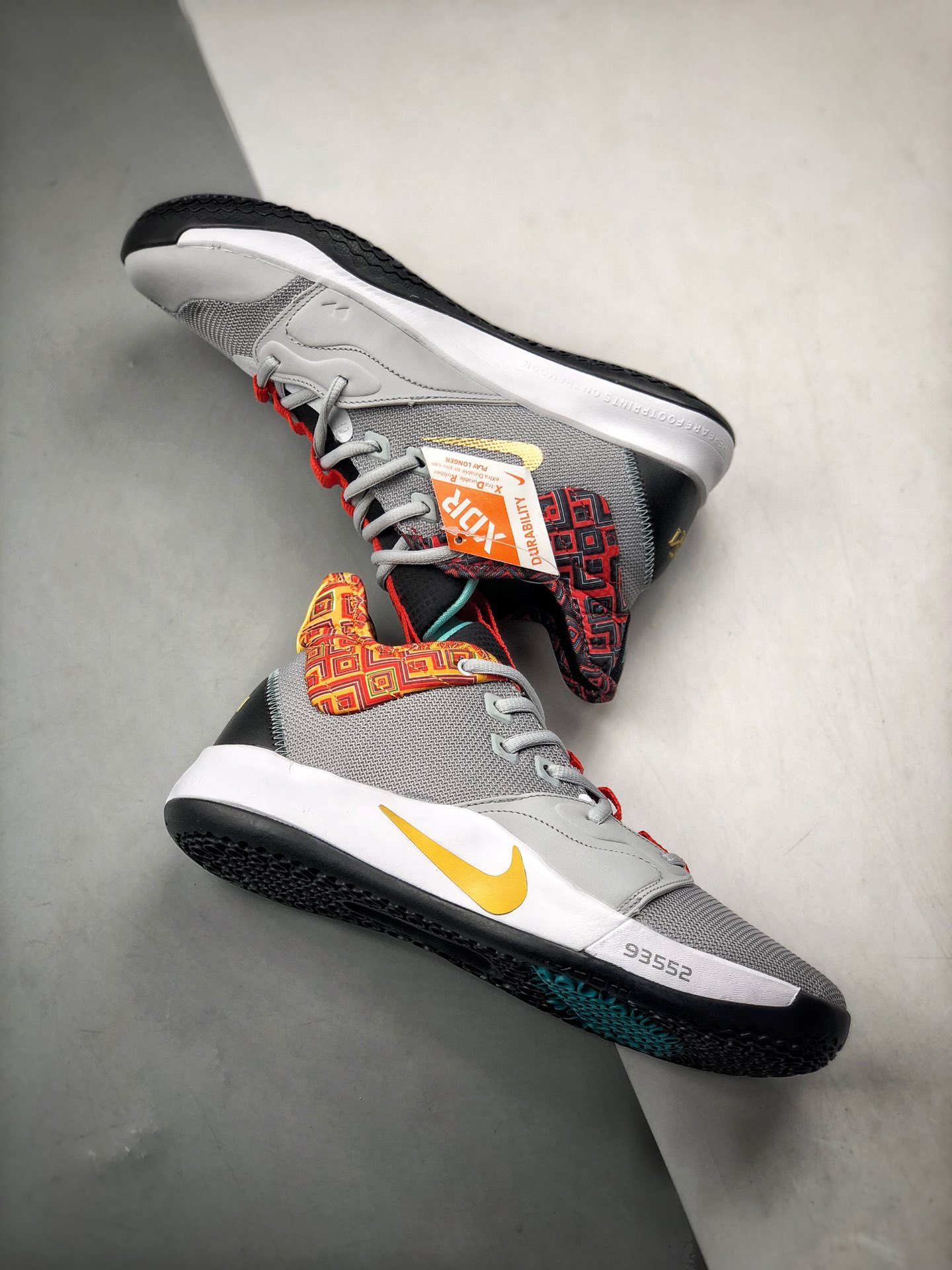 220<br />Nike PG3 ”BHM”保罗乔治三代<br />黑人岁月配色 原盒原标 zoom前掌气垫<br />前掌包裹侧翼采用磨砂皮革呈现，辅以银色中底及黑篮外底收尾 满满航天元素风 绝对值得入手的一款实战篮球鞋 泡椒比赛已率先上脚 <br />货号：CI2667-800<br />Size：40 40.5 41 42 42.5 43 44 44.5 45 46<br />编码#A-B35702