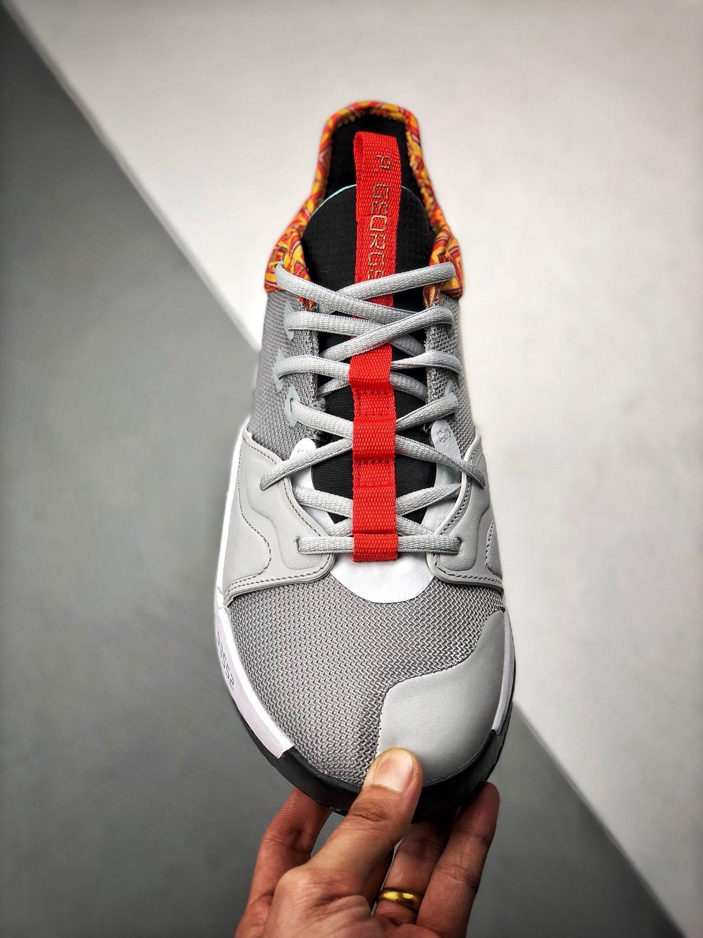 220<br />Nike PG3 ”BHM”保罗乔治三代<br />黑人岁月配色 原盒原标 zoom前掌气垫<br />前掌包裹侧翼采用磨砂皮革呈现，辅以银色中底及黑篮外底收尾 满满航天元素风 绝对值得入手的一款实战篮球鞋 泡椒比赛已率先上脚 <br />货号：CI2667-800<br />Size：40 40.5 41 42 42.5 43 44 44.5 45 46<br />编码#A-B35702