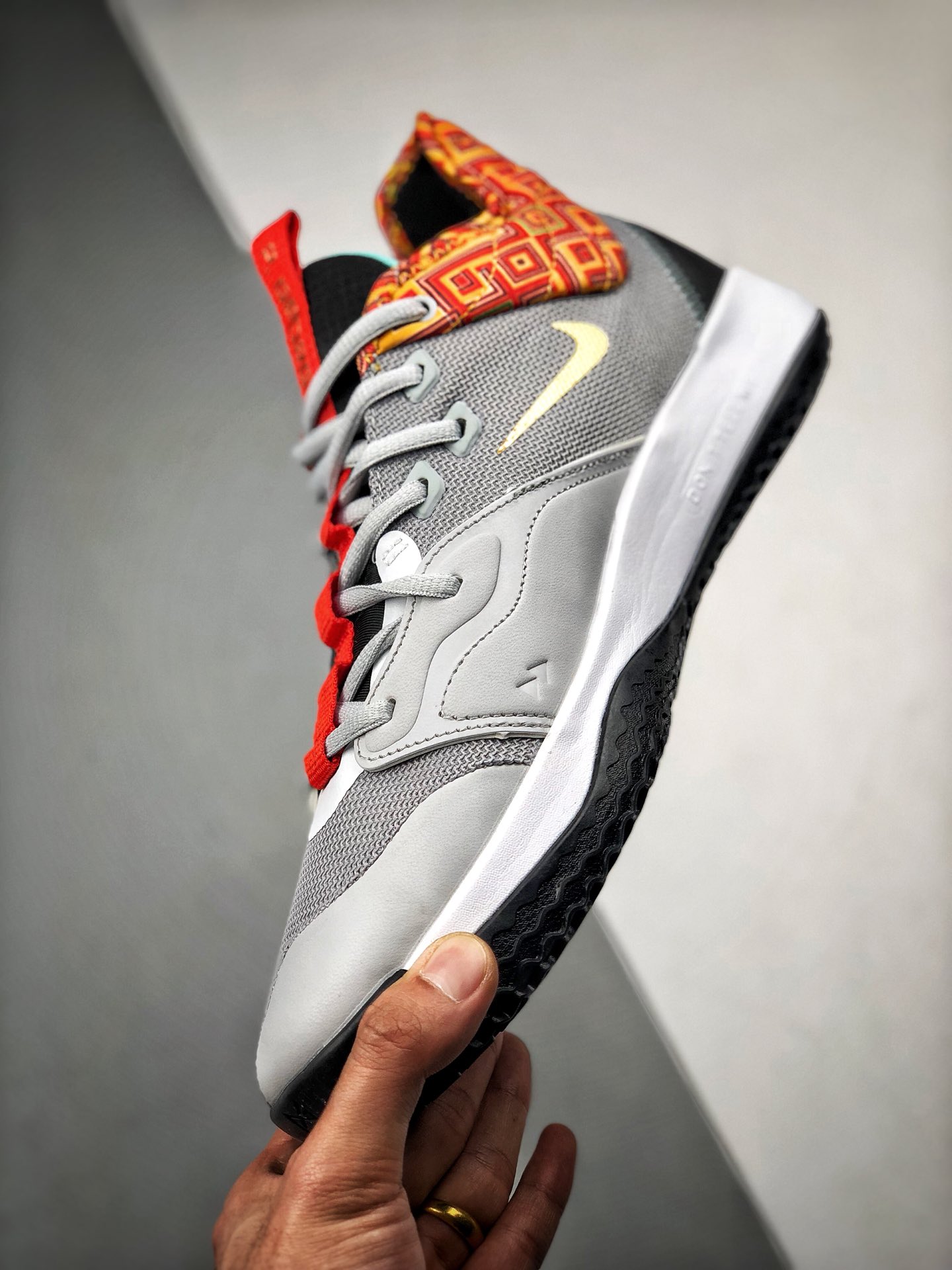 220<br />Nike PG3 ”BHM”保罗乔治三代<br />黑人岁月配色 原盒原标 zoom前掌气垫<br />前掌包裹侧翼采用磨砂皮革呈现，辅以银色中底及黑篮外底收尾 满满航天元素风 绝对值得入手的一款实战篮球鞋 泡椒比赛已率先上脚 <br />货号：CI2667-800<br />Size：40 40.5 41 42 42.5 43 44 44.5 45 46<br />编码#A-B35702