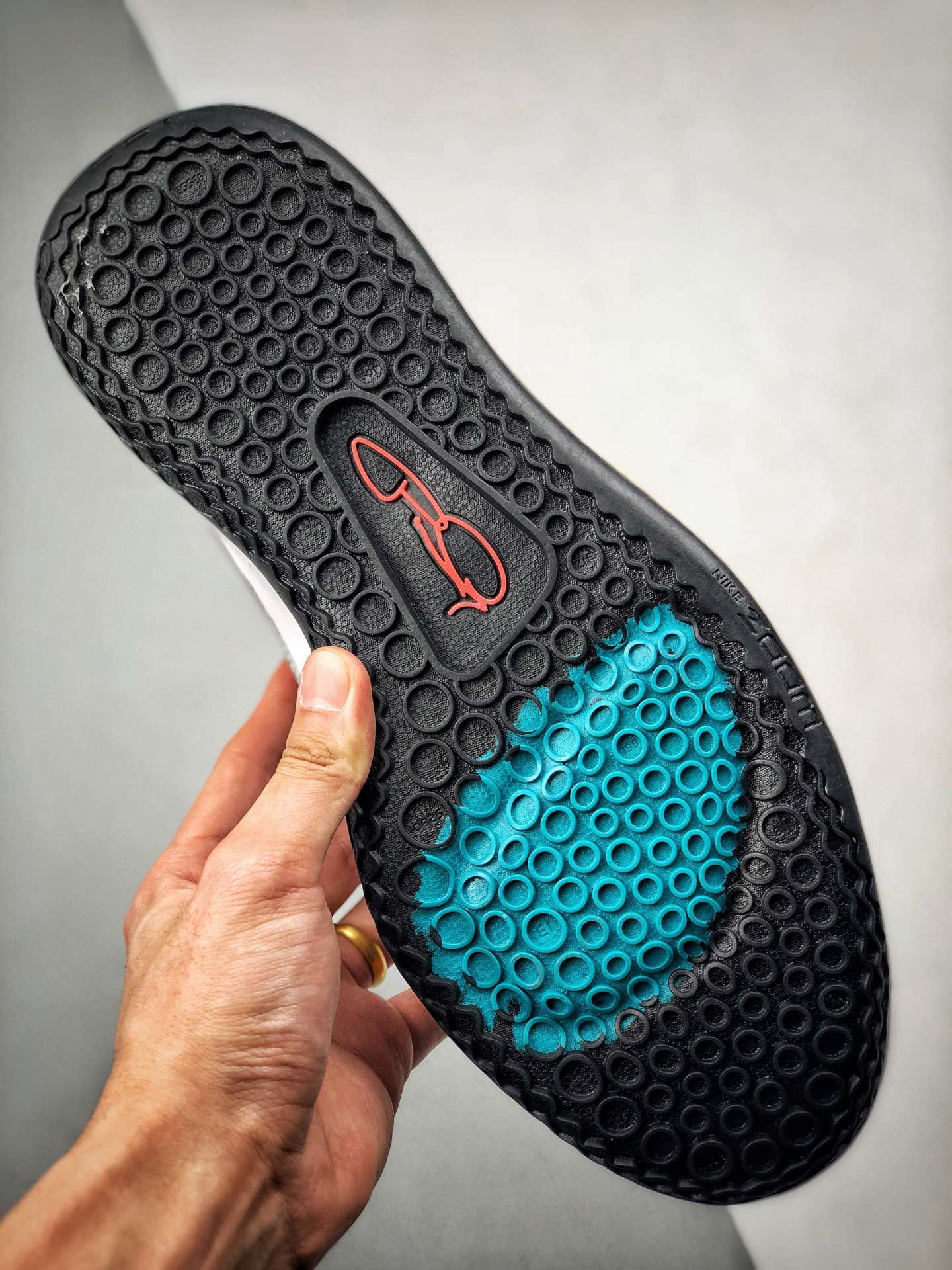 220<br />Nike PG3 ”BHM”保罗乔治三代<br />黑人岁月配色 原盒原标 zoom前掌气垫<br />前掌包裹侧翼采用磨砂皮革呈现，辅以银色中底及黑篮外底收尾 满满航天元素风 绝对值得入手的一款实战篮球鞋 泡椒比赛已率先上脚 <br />货号：CI2667-800<br />Size：40 40.5 41 42 42.5 43 44 44.5 45 46<br />编码#A-B35702